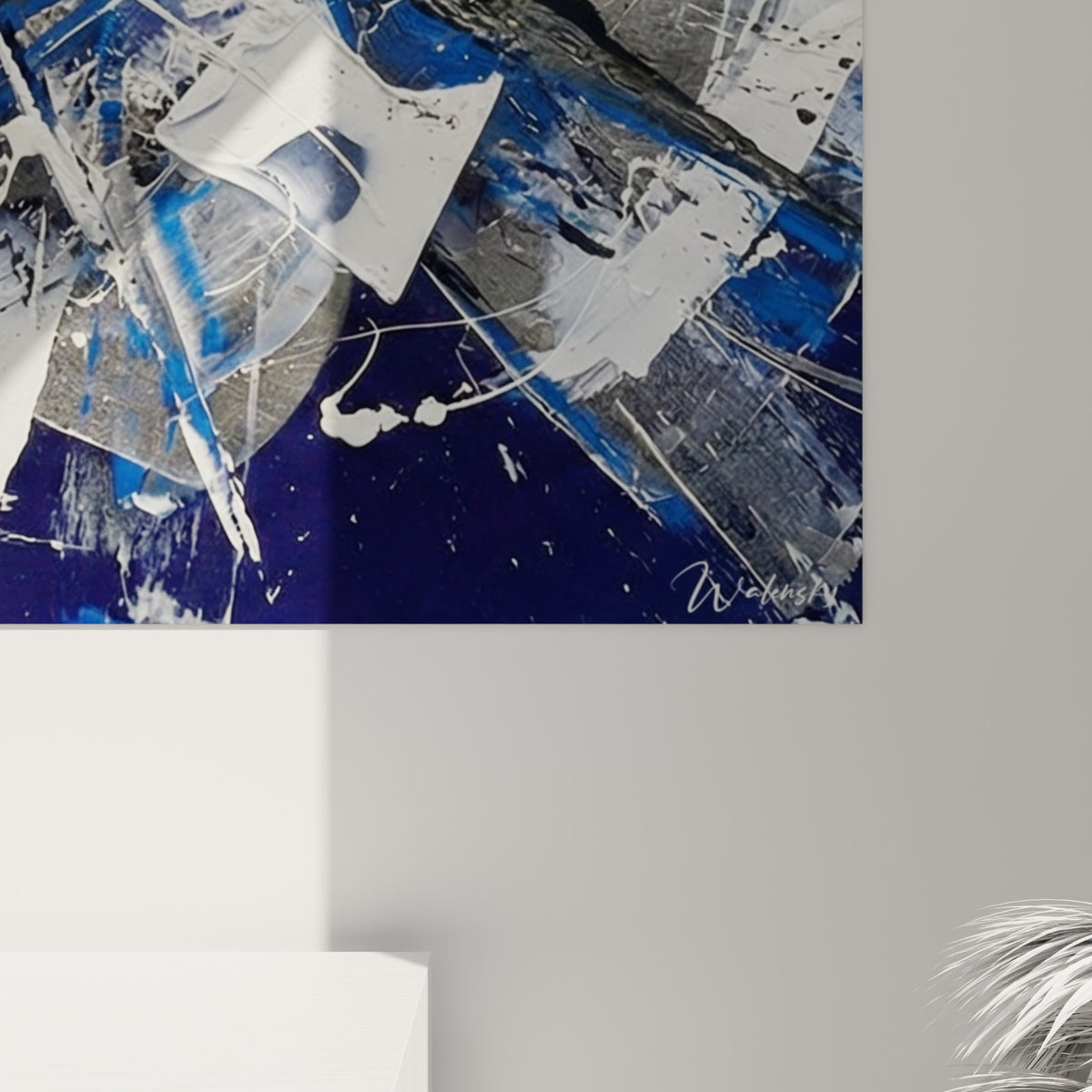 Matière blanche épaisse et filaments bleu marine visibles en relief sur ce tableau style peinture texturé