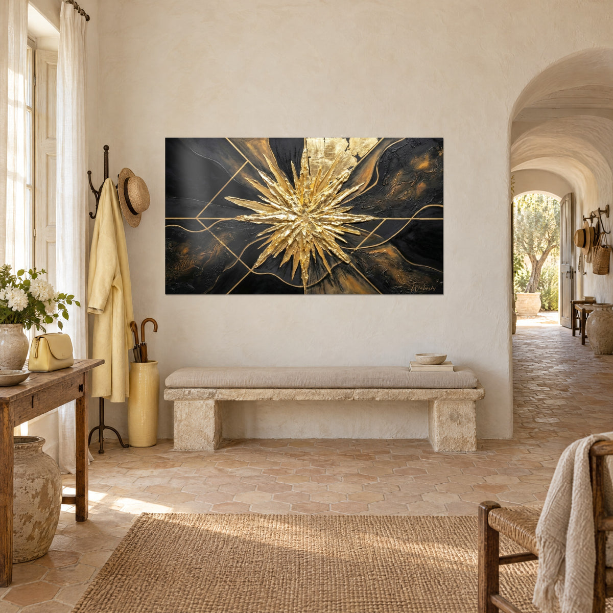 Gemälde mit gehämmerter goldener Blüte mit scharfen Spitzen, kupferdurchzogener Holzkohlegrund, im Eingang eines provenzalischen Mas