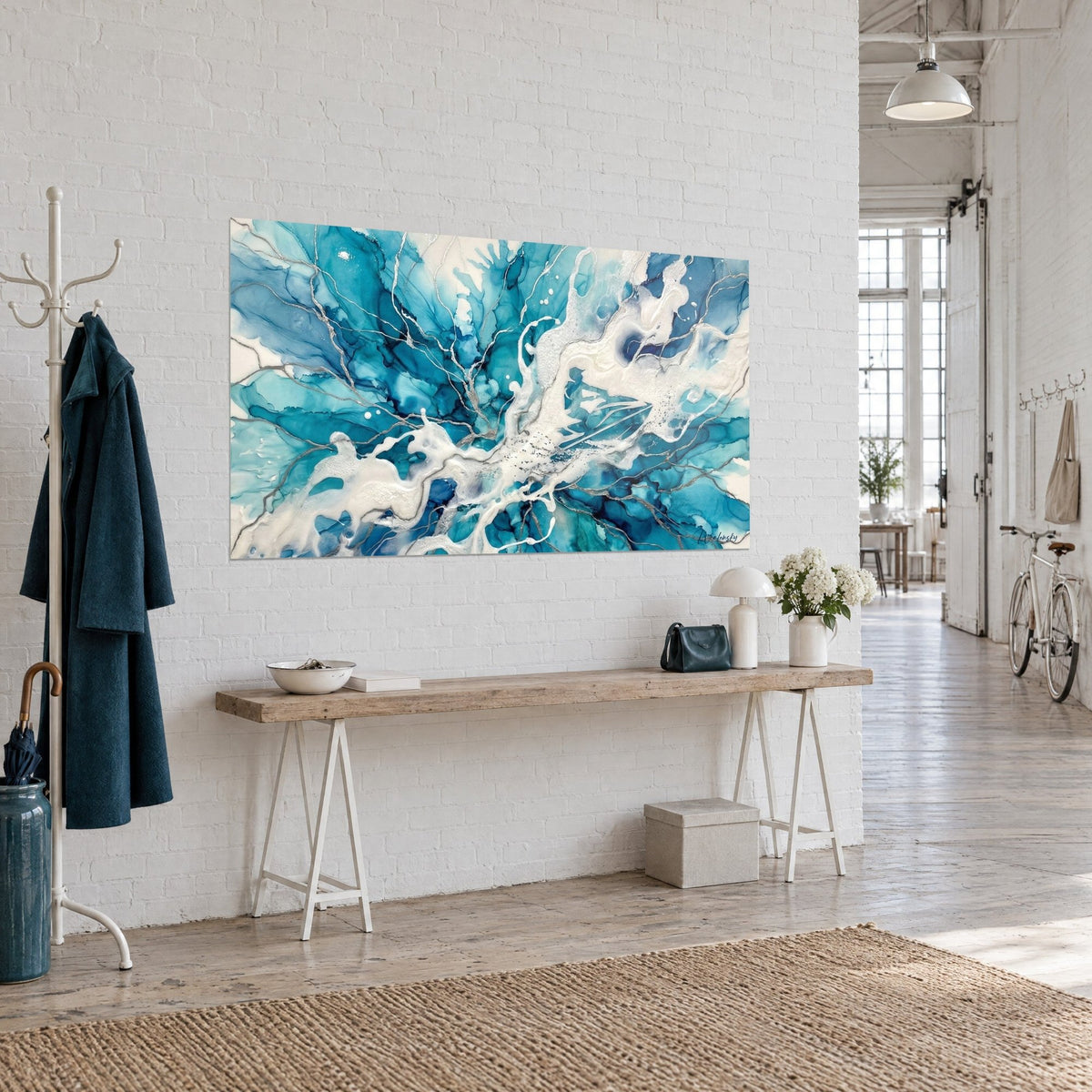 Schilderij in alcoholinkt met kobaltblauwe en crèmewitte tinten, zilveren lijnen die waaiervormig uitlopen, opgehangen in de loft naast een houten console
