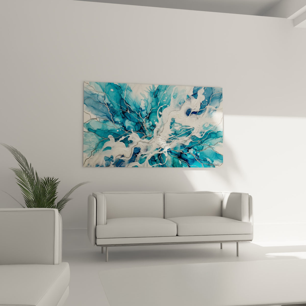 Coulures blanches et bleu marine formant un réseau organique au-dessus d'un canapé dans un salon lumineux