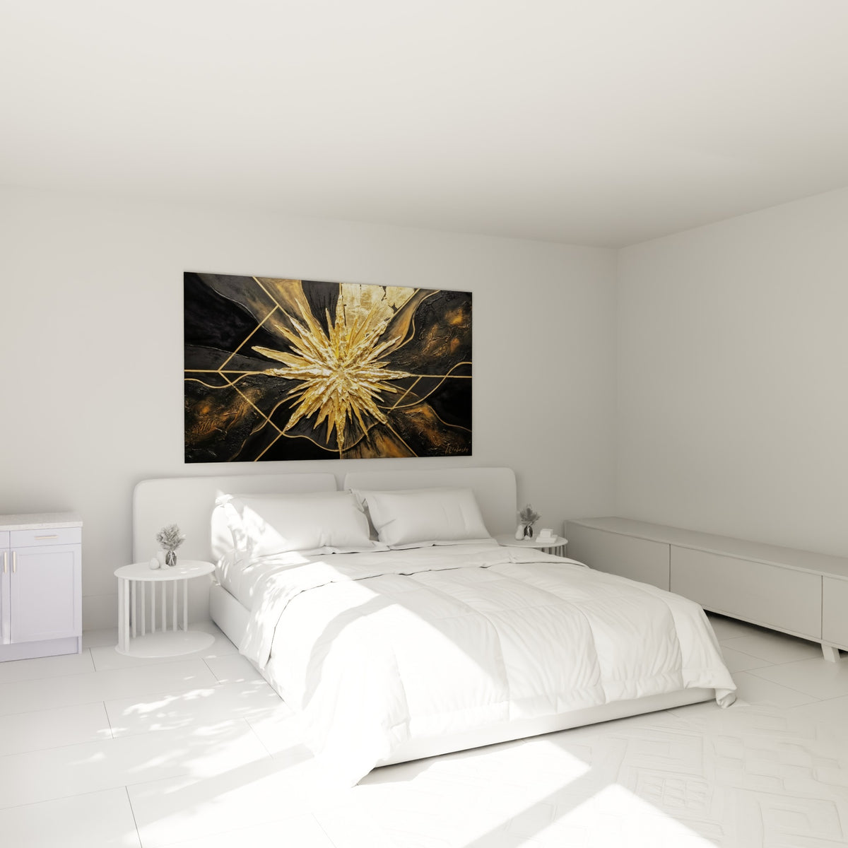 Rayons dorés sculptés sur fond noir profond, accrochés au-dessus d'un lit dans une chambre claire