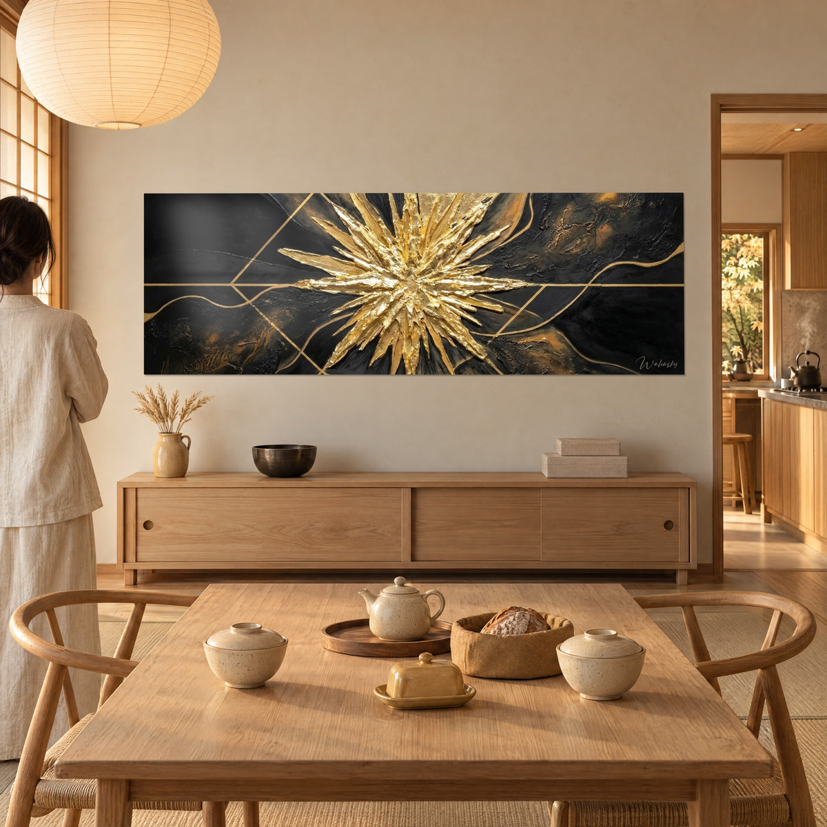 Tableau explosion de lamelles d'or sur fond ébène, traits ocre géométriques, une femme de dos près d'une table en bois clair