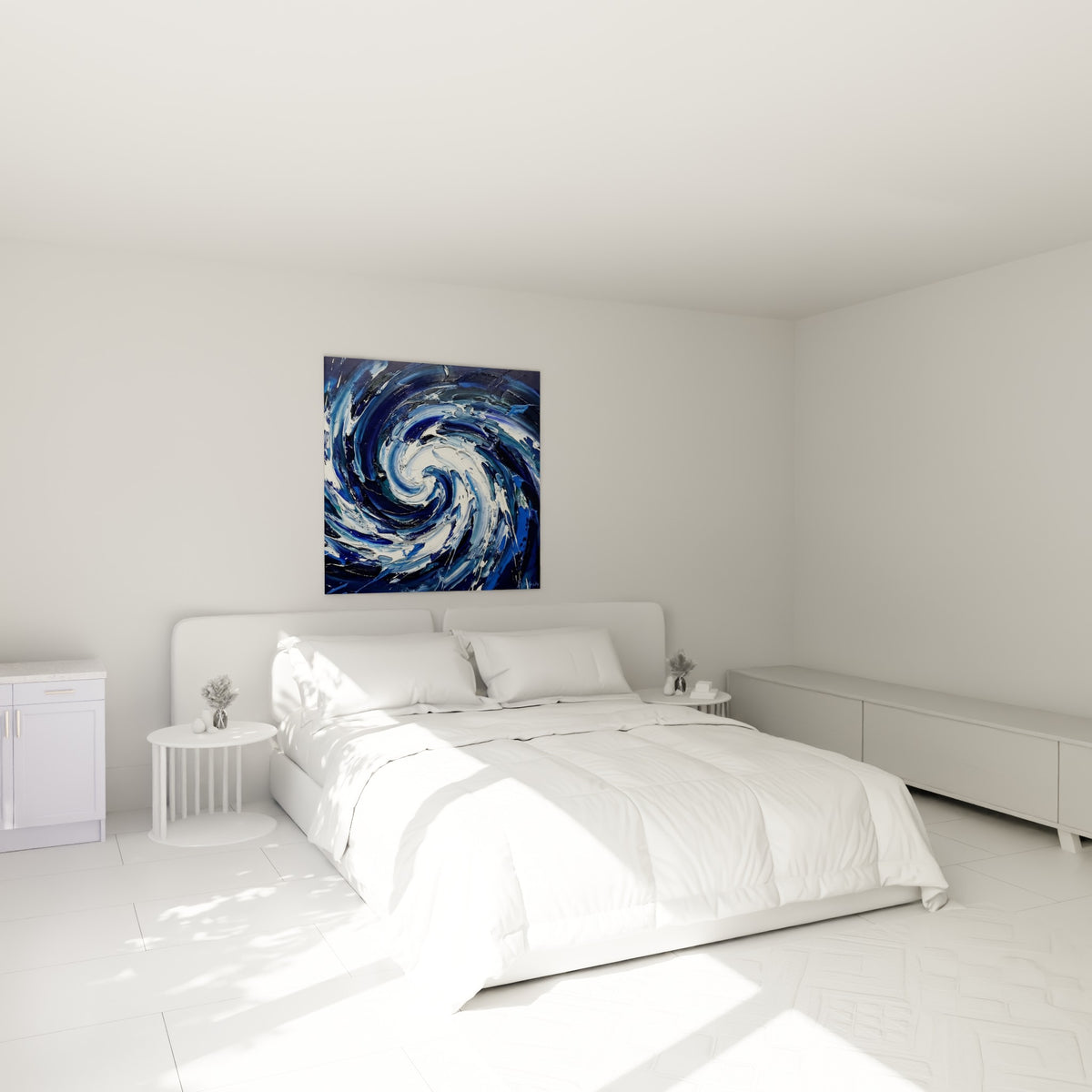 Spirale bleu nuit et blanc écumeux accrochée au-dessus d'un lit dans une chambre claire