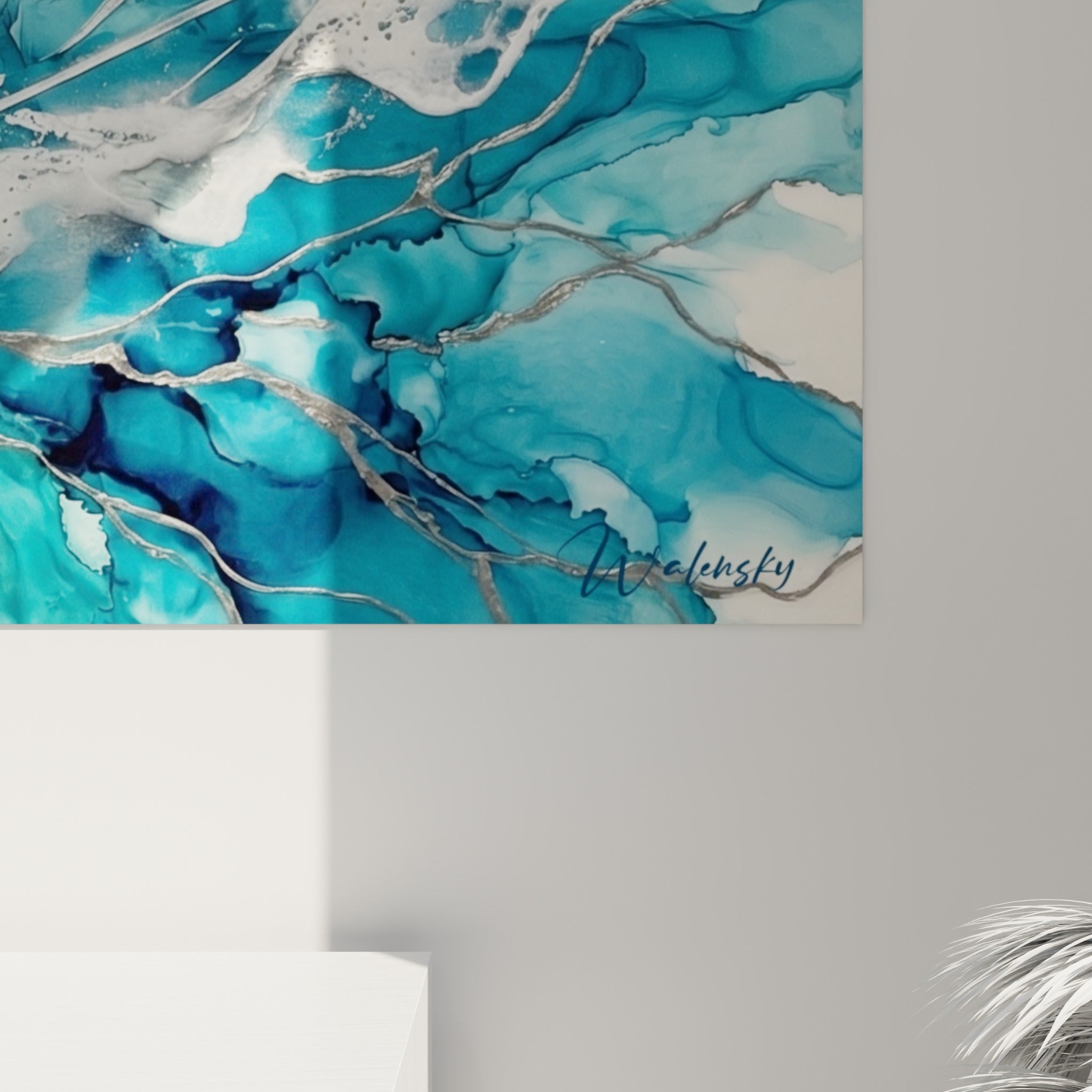 Empâtements blancs et filaments argentés se mêlant aux nuances de turquoise sur la surface texturée de la toile