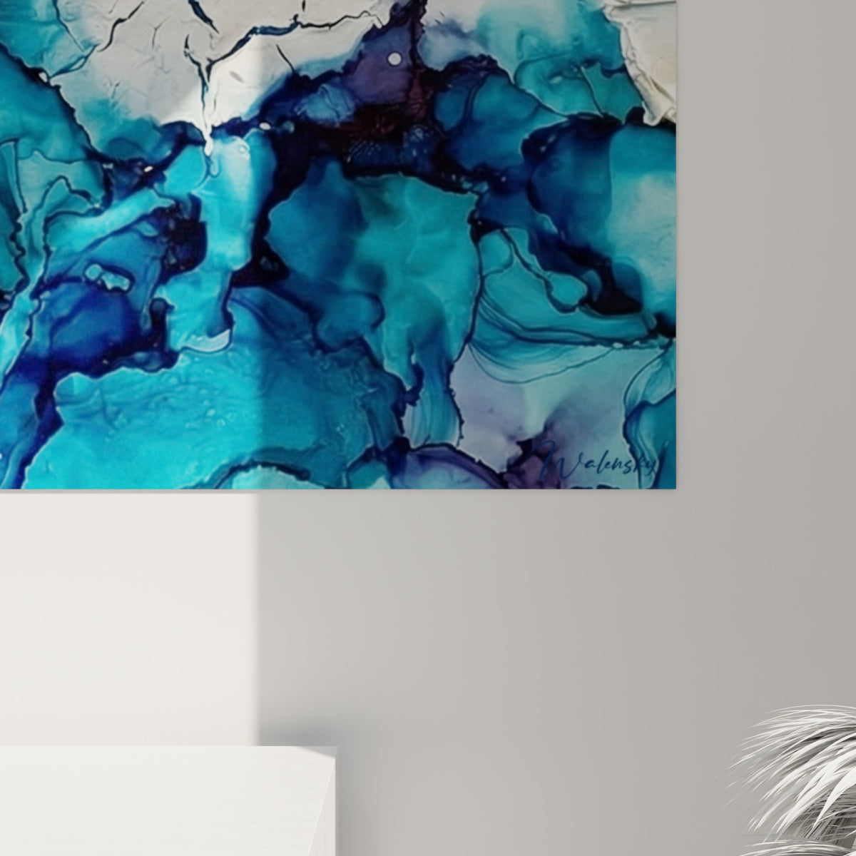Relief épais de peinture crème craquelée laisse voir des filets de bleu marine et violet sombre en gros plan