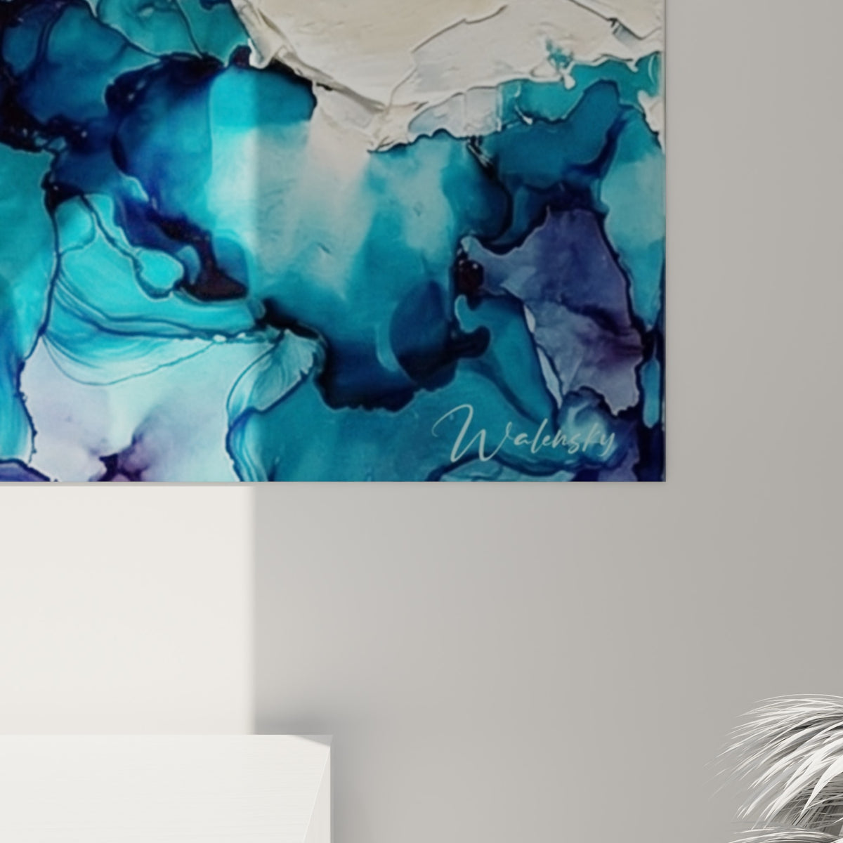 Matière texturée en gros plan, empâtements blancs craquelés et coulures bleu marine fusionnant sur la toile