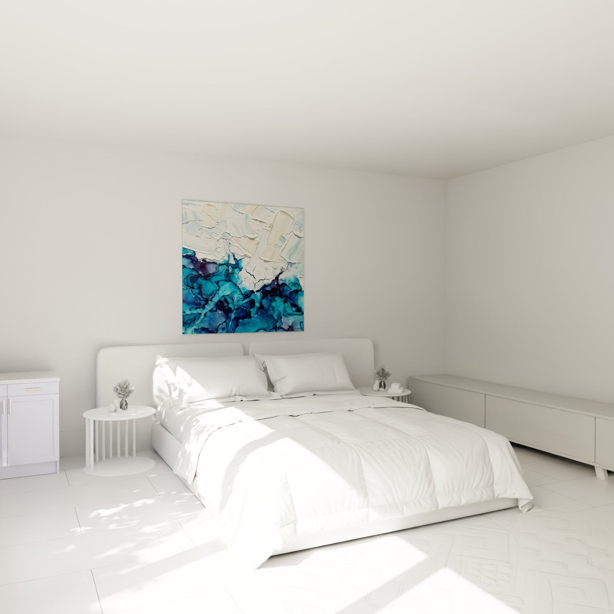 Empâtements crème et coulures bleu marine se rencontrent au-dessus d'un lit dans une chambre claire