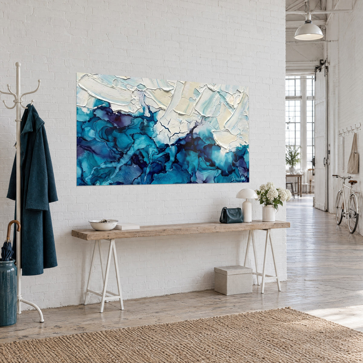 Gemälde eines Tintenmeeres in Marineblau und Elfenbein, rissiger cremefarbener Bereich oben, dreiviertel Ansicht in einem Künstlerloft