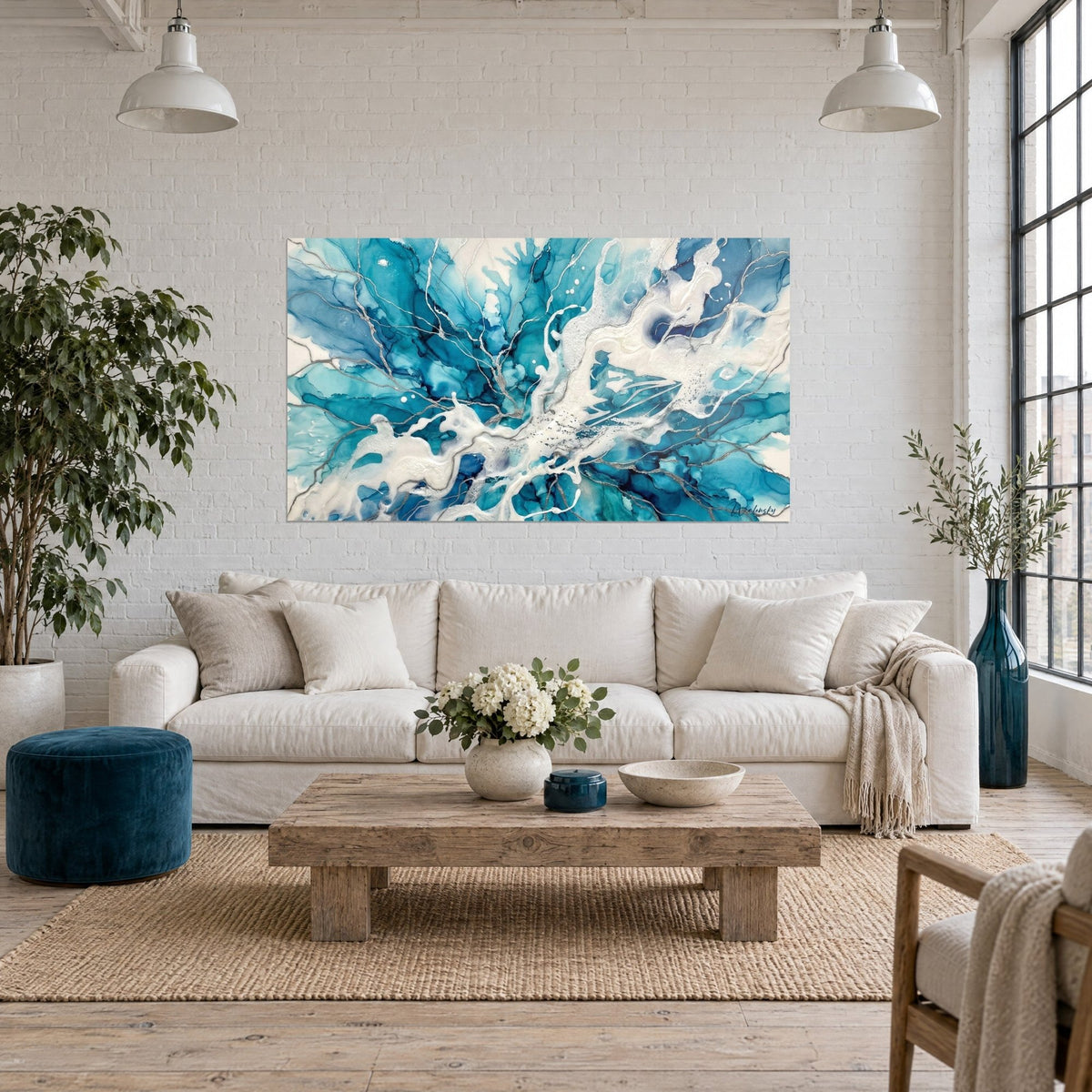 Schilderij met abstracte vertakkingen in turquoise en wit, fijne zilveren aders op parelmoerkleurig schuim, boven een bank in een lichte woonkamer