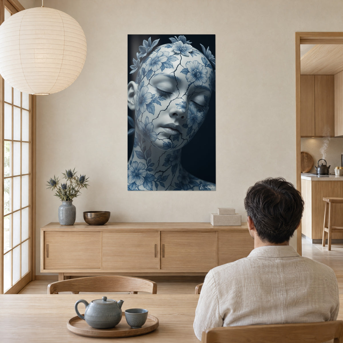 Schilderij porseleinen buste versierd met azuurblauwe bloemen en fijne zwarte lijnen, man van achteren aan tafel naast een papieren lantaarn