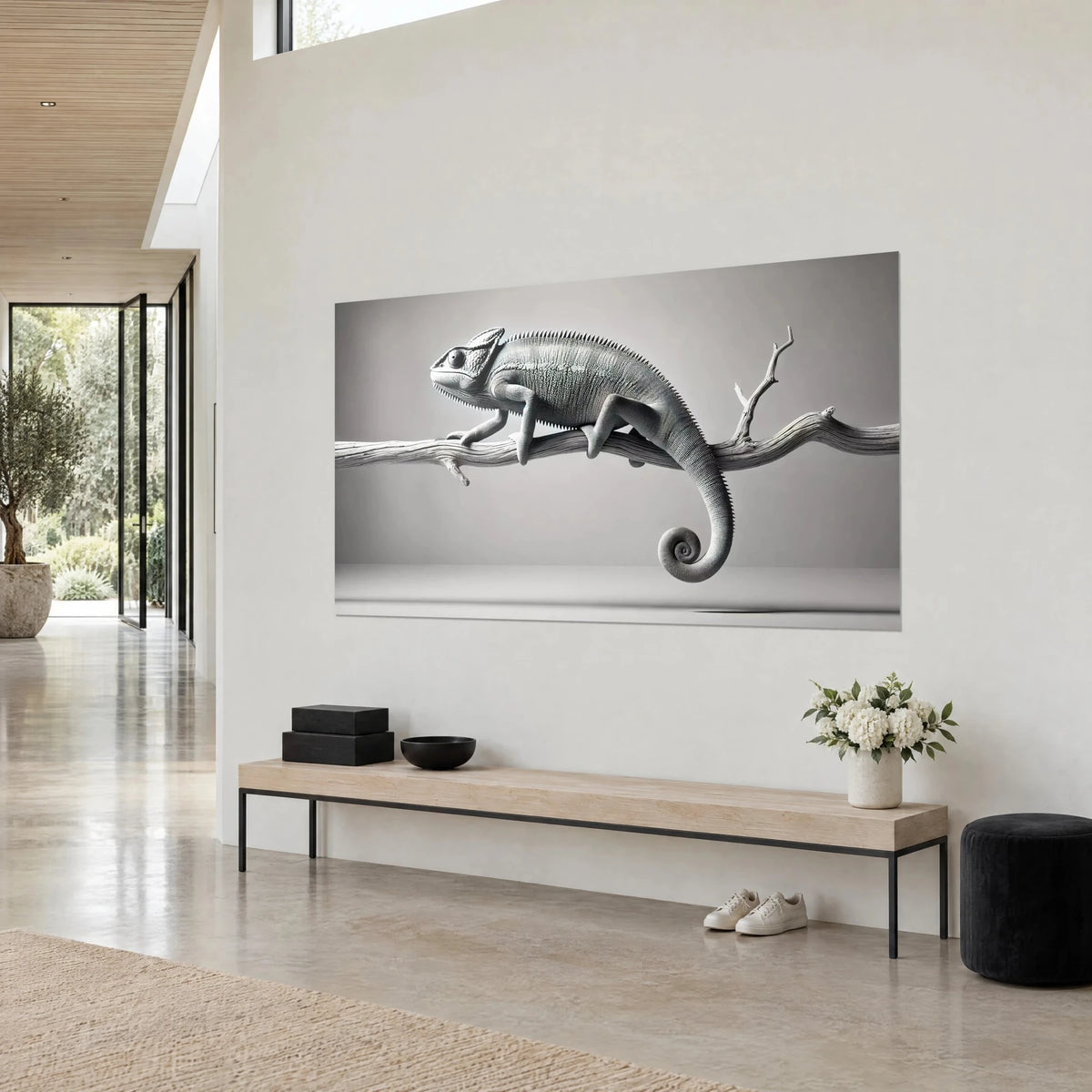 Gemälde Reptil mit grauen und silbrigen Schuppen auf hellem Treibholz, Dreiviertelansicht vor einer cremeweißen Wand