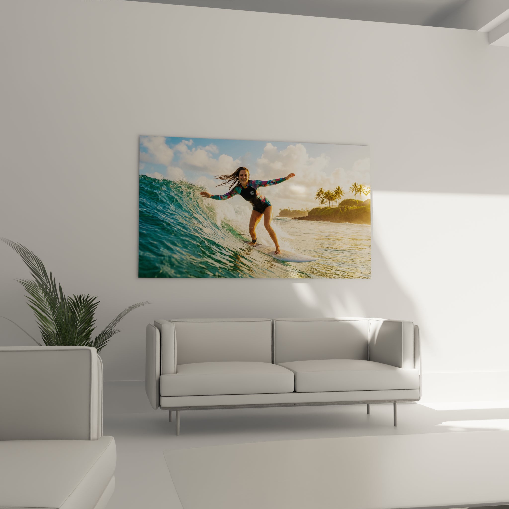 Bras écartés et cheveux au vent, la surfeuse fend l'écume bleue et blanche, au-dessus d'un canapé dans un salon lumineux