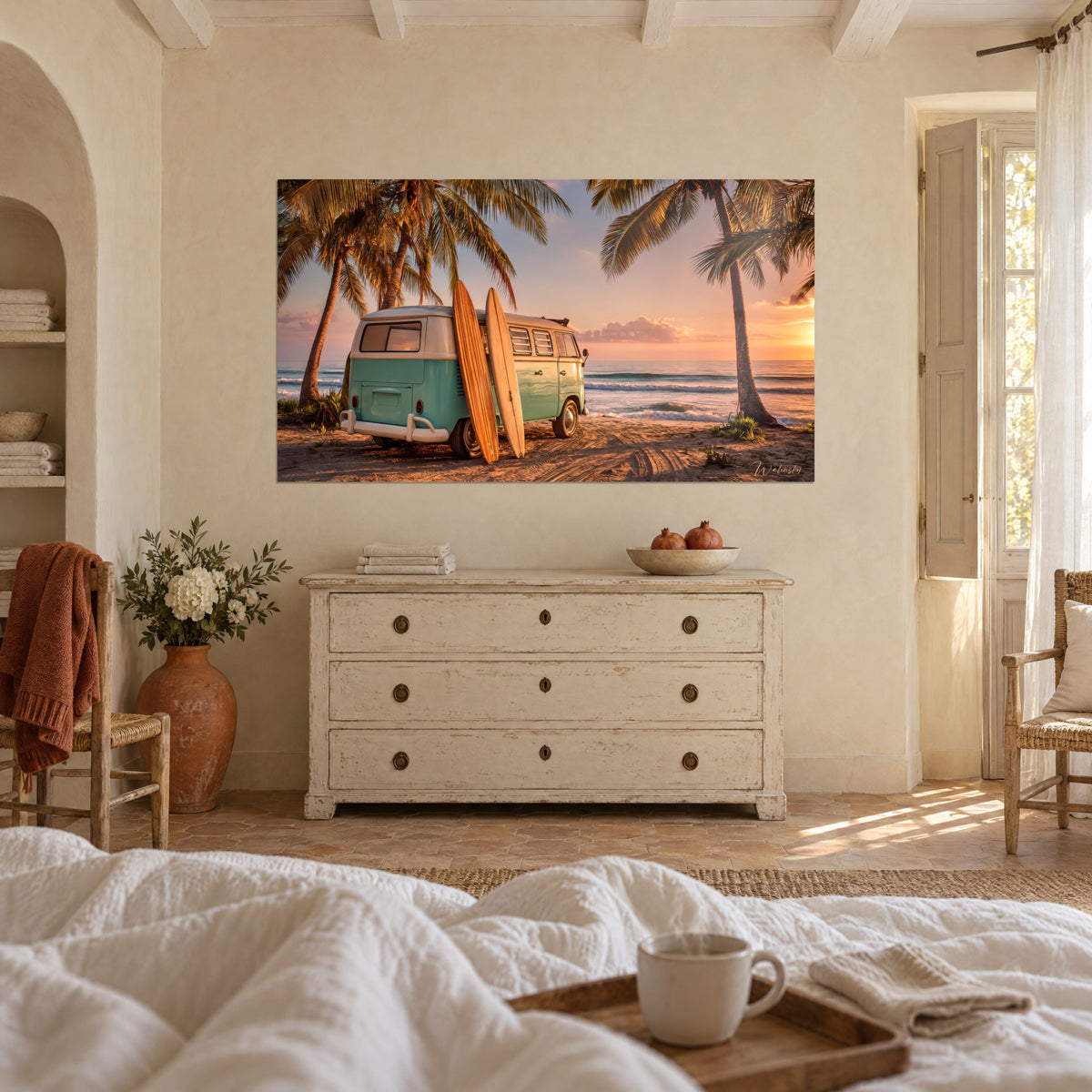 Gemälde Hippie-Campingbus in Türkis und Weiß, Surfbretter in Honigfarbe, rosa und orangefarbener Himmel, über einem Bett in einem hellen Schlafzimmer