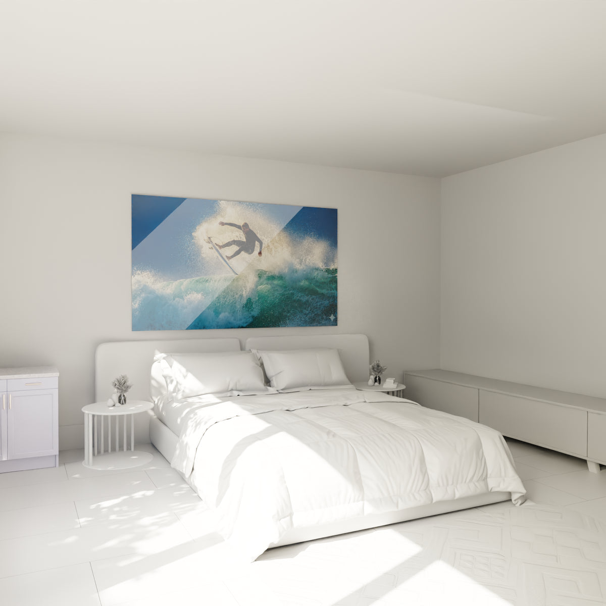 Vague turquoise et surfeur anthracite en plein saut, accroché au-dessus d'un lit dans une chambre claire