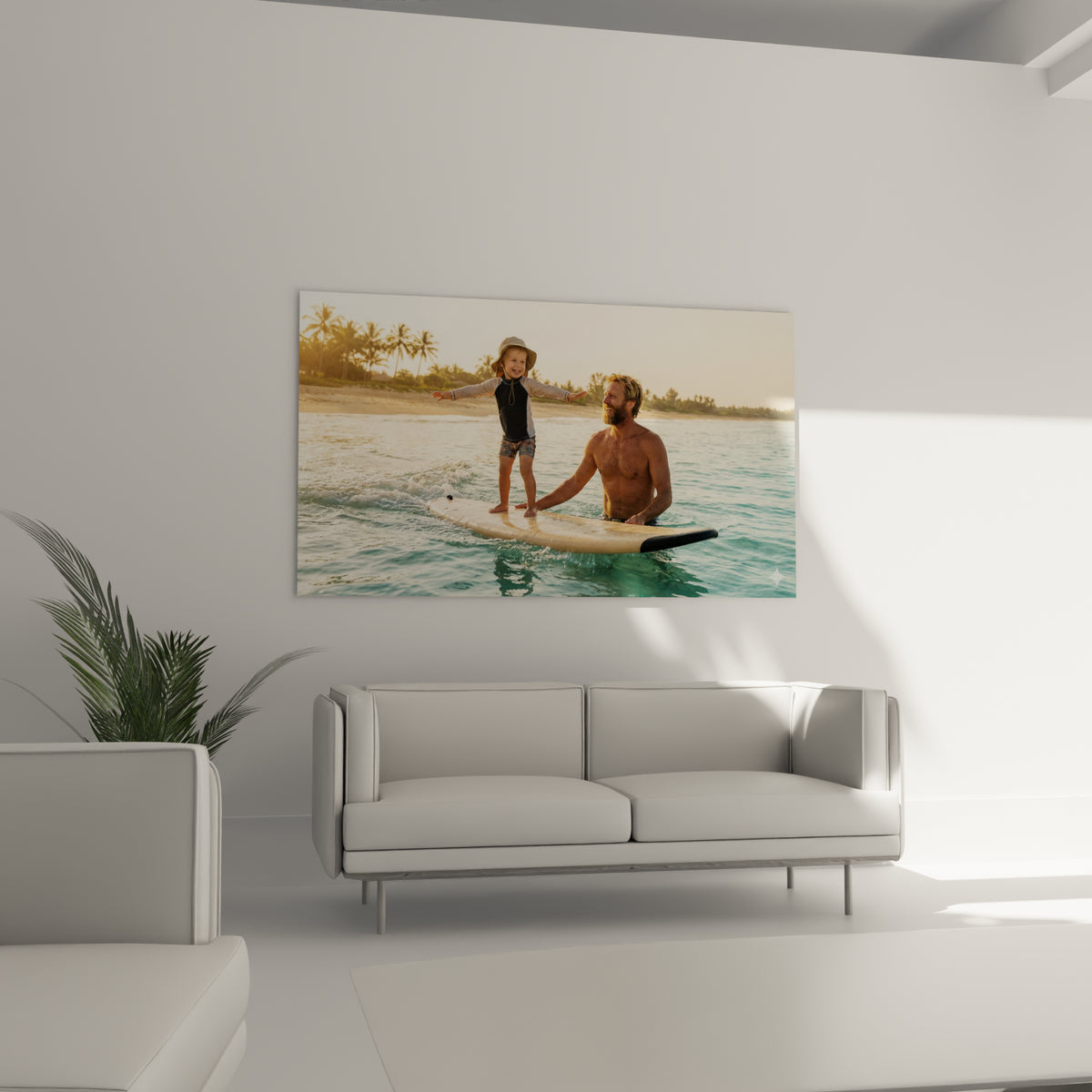Silhouettes tendres sur planche turquoise et dorée baignées de lumière, au-dessus d'un canapé dans un salon lumineux