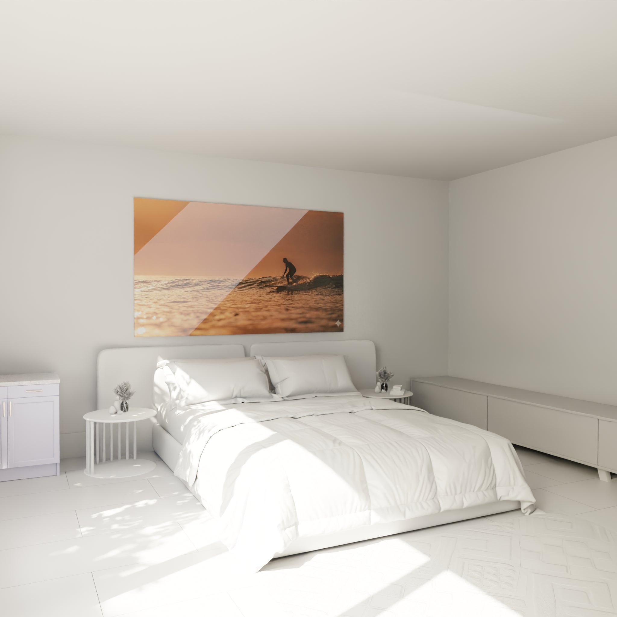 Silhouette de surfeur sur vague ocre et cuivrée accrochée au-dessus d'un lit dans une chambre claire