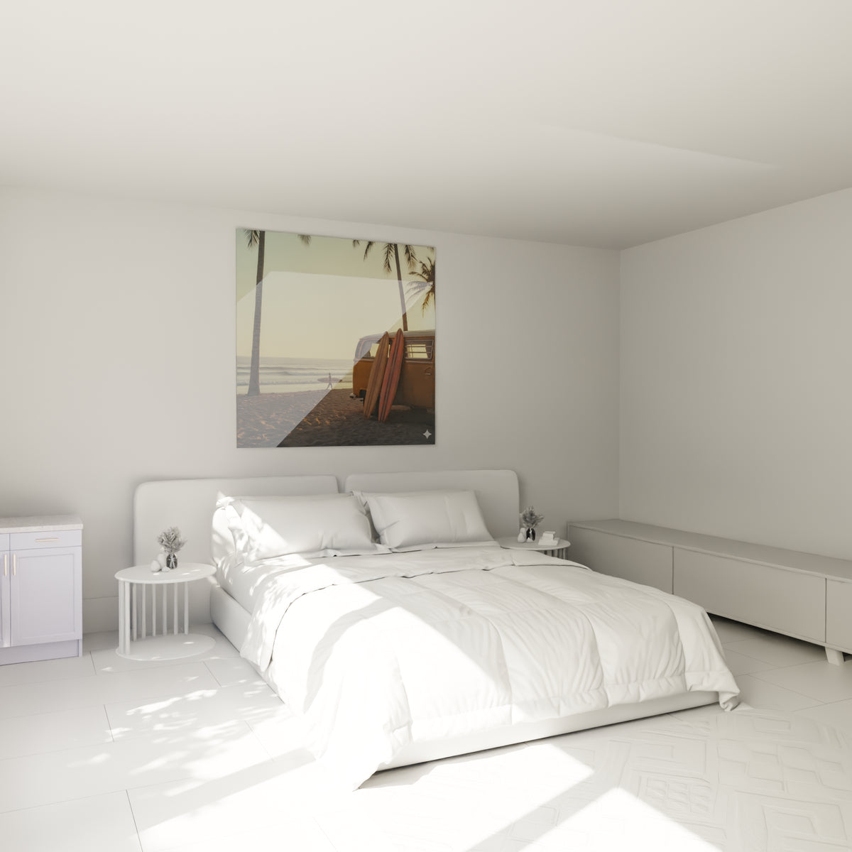 Fourgon jaune et planches terracotta d'un tableau surf, au-dessus d'un lit dans une chambre claire