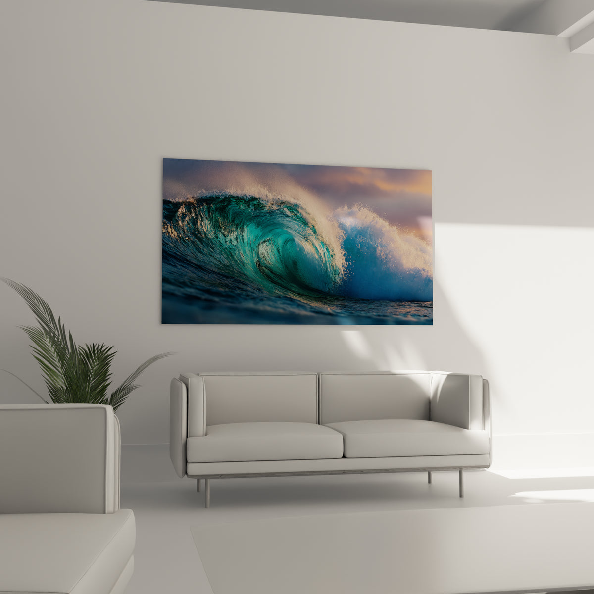 Crête d'écume dorée et eau bleu profond du tableau Surf au-dessus d'un canapé dans un salon lumineux