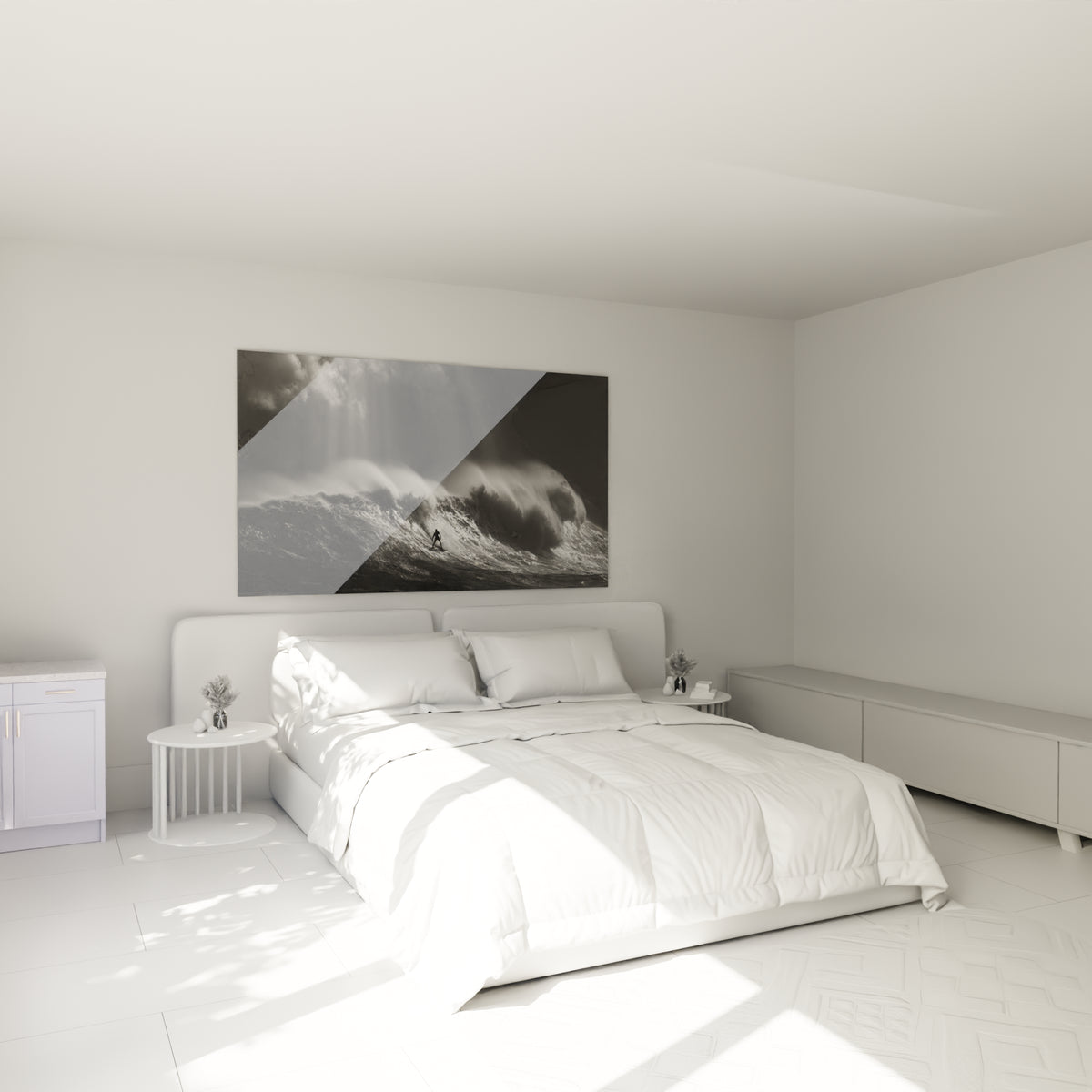 Vague géante grise et écume blanche surplombant un surfeur, au-dessus d'un lit dans une chambre claire