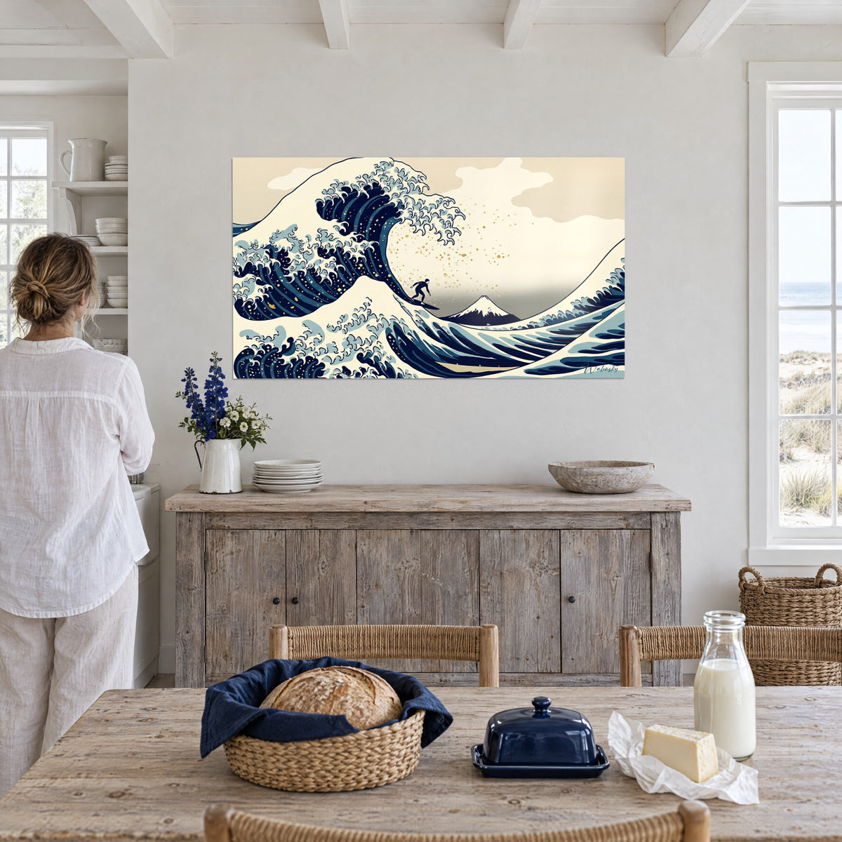 Cuadro océano estilizado, cresta azul marino surcada de espuma blanca, cielo color arena, Fuji en el centro, una mujer de espaldas en una cocina junto al mar