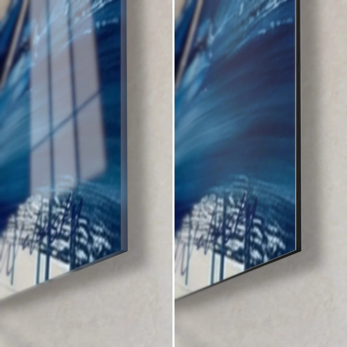 Schilderij van een abstracte brekende golf in nachtblauw en wit, rechtsonder: glanzend glas links, mat Dibond rechts, rand van 3 mm