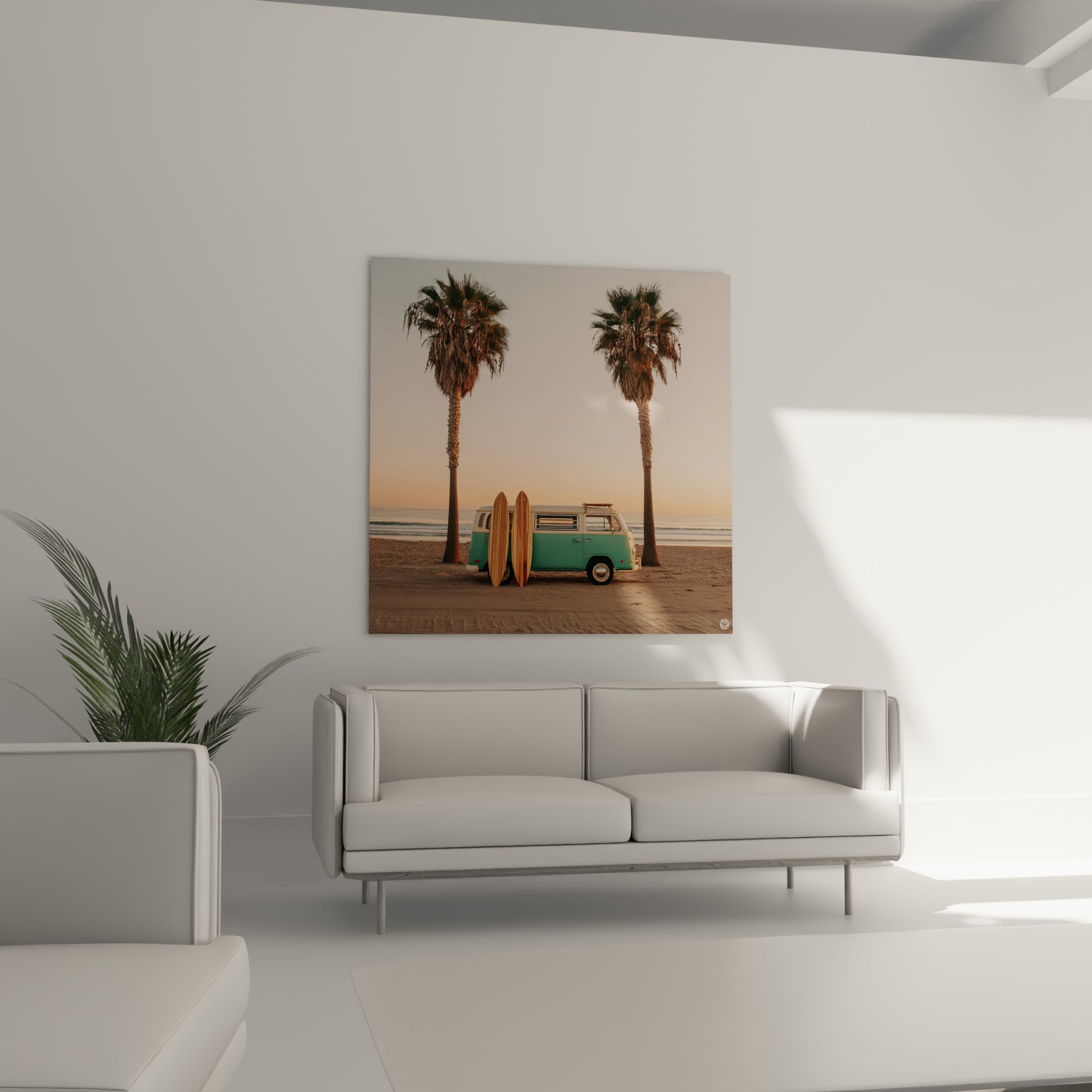 Fourgon vert d'eau et planches en bois posé au-dessus d'un canapé dans un salon lumineux