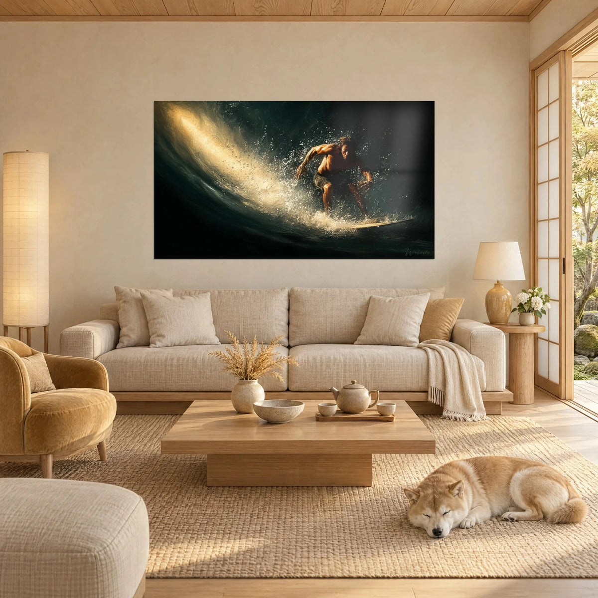 Gemälde eines Surfers, der sich über sein Board beugt, zwischen goldenen Gischtfontänen, anthrazitfarbene Welle, schlafender Shiba, über einem Sofa in einem hellen Wohnzimmer