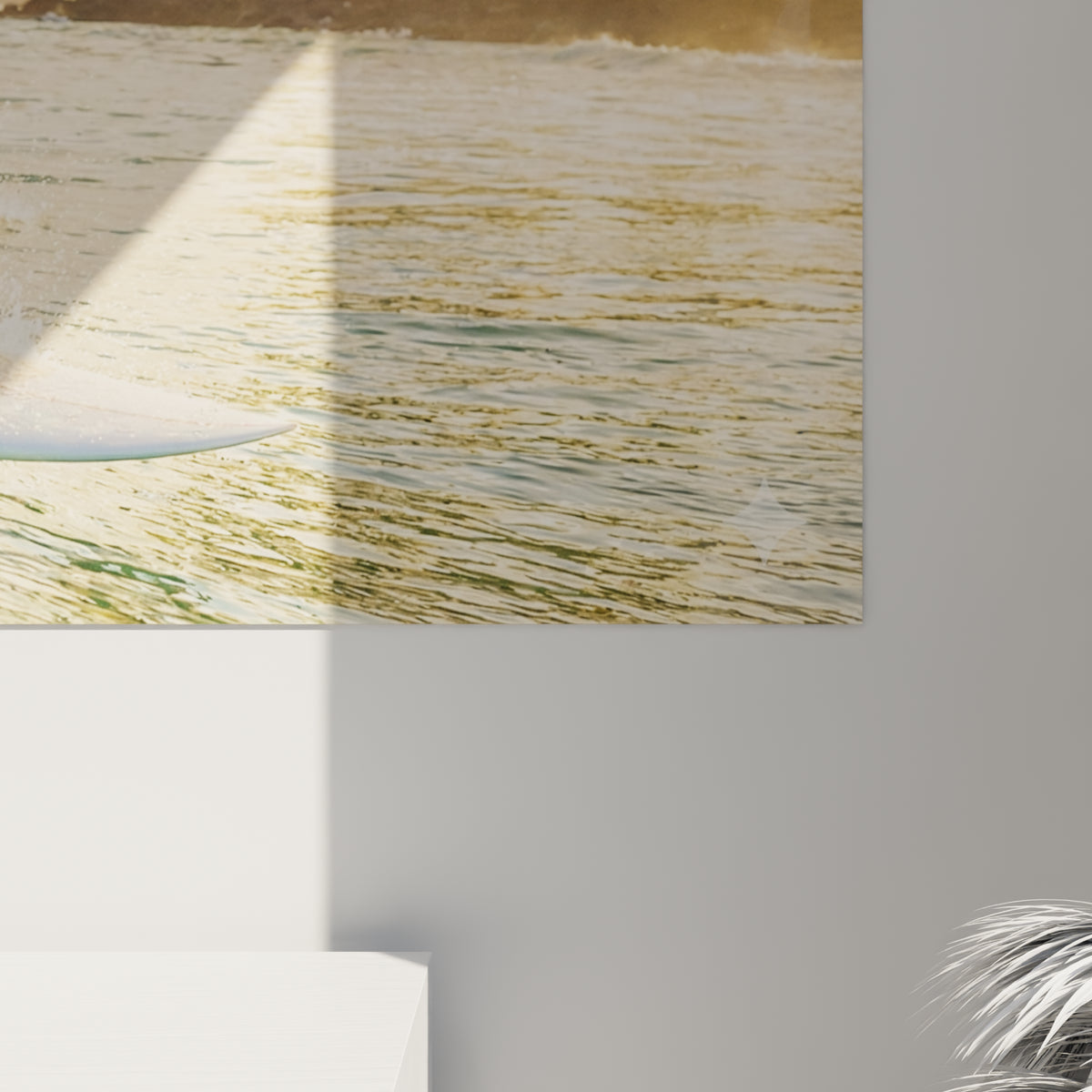 Grain de l'impression révélant les nuances turquoise et corail de l'écume marine sur cette œuvre encadrée