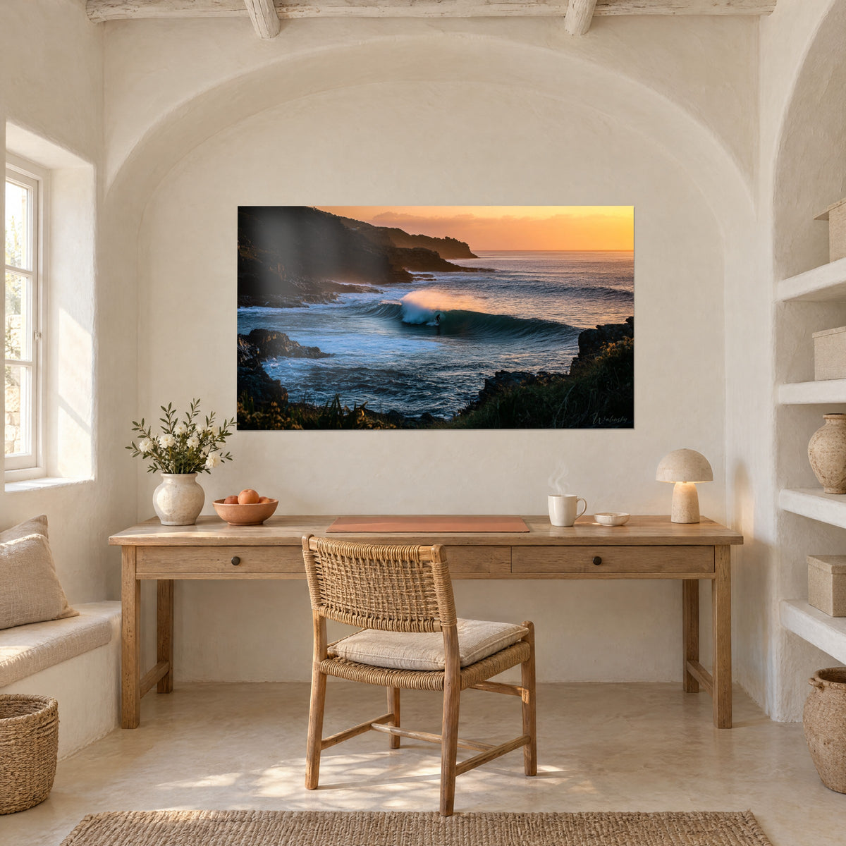 Tableau surf au soleil couchant, mer bleu profond et ciel orange pâle, accroché au-dessus d'un bureau en bois clair