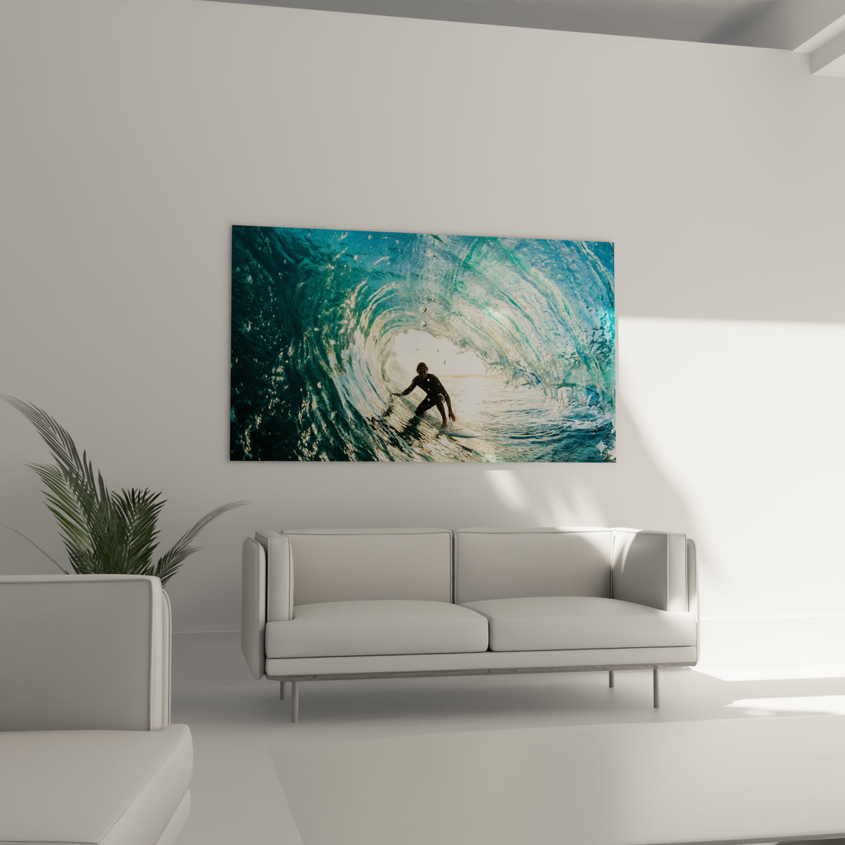Tube d'eau bleu profond et lumière dorée entourant un surfeur accroché au-dessus d'un canapé dans un salon lumineux