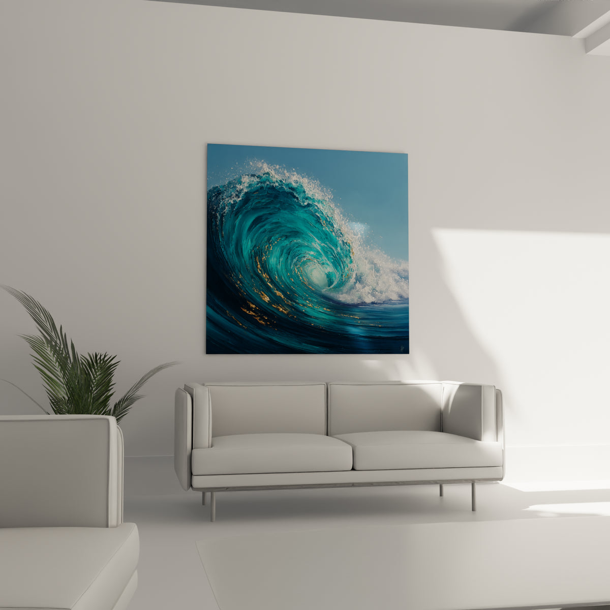Vague bleu marine et turquoise en plein mouvement, accrochée au-dessus d'un canapé dans un salon lumineux