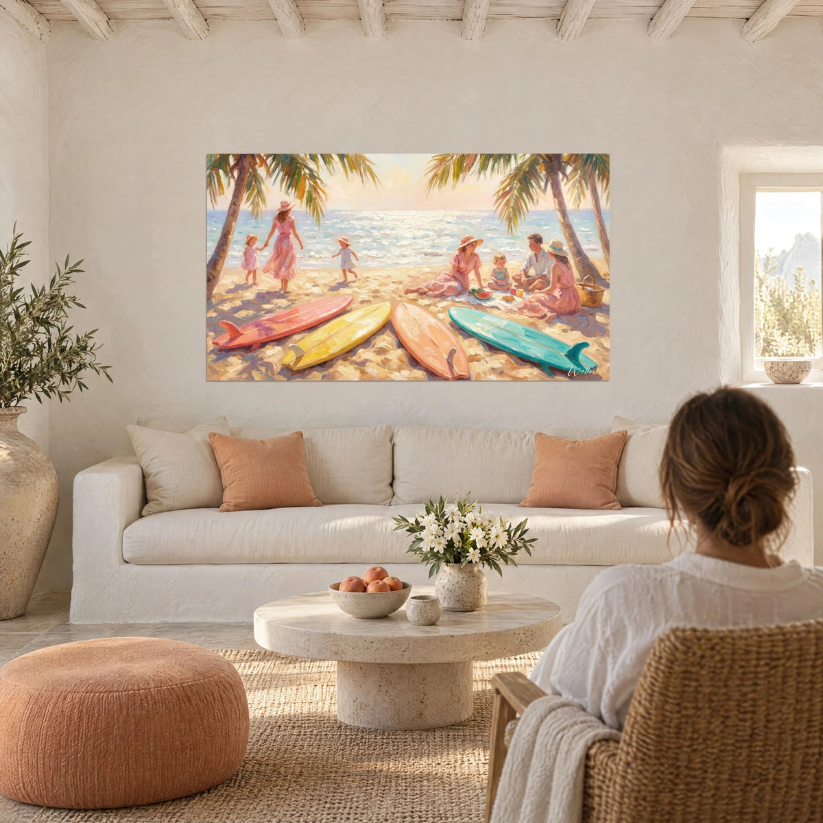 Gemälde Familienpicknick unter Palmen, puderrosa und türkis, Surfbretter, über einem Sofa in einem hellen Wohnzimmer