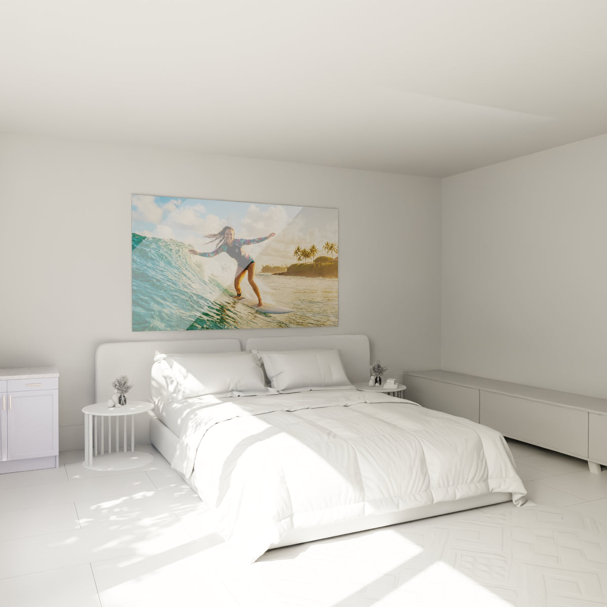 Silhouette en équilibre sur une planche blanche parmi les embruns turquoise, au-dessus d'un lit dans une chambre claire
