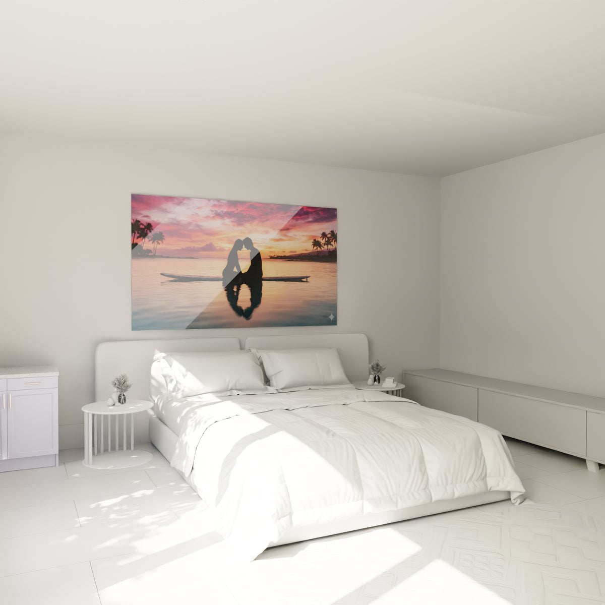 Couple assis front contre front sur une planche, ciel pourpre et doré, au-dessus d'un lit dans une chambre claire