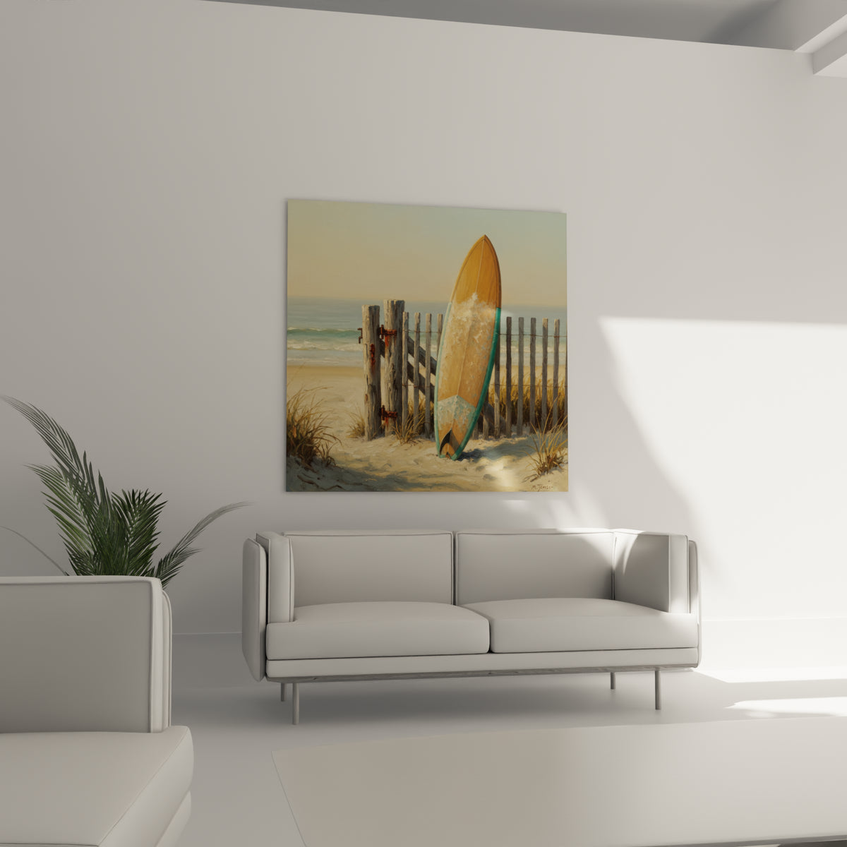 Planche jaune ocre écaillée près d'une clôture rustique, au-dessus d'un canapé dans un salon lumineux