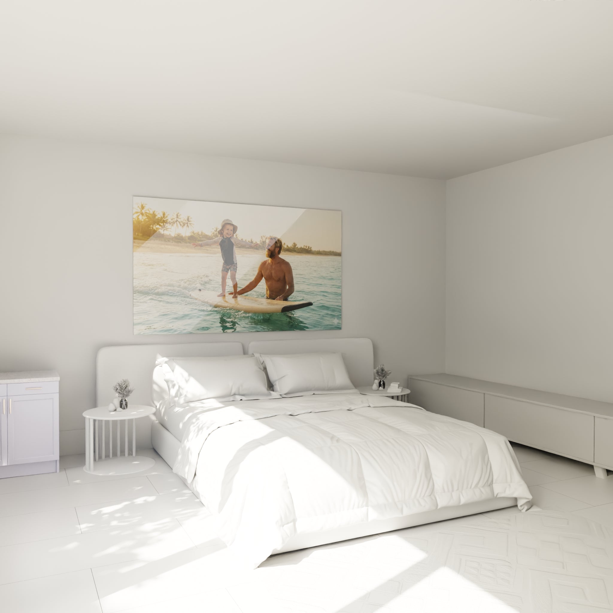 Père et enfant complices sur planche ocre dans une eau bleu pastel, au-dessus d'un lit dans une chambre claire