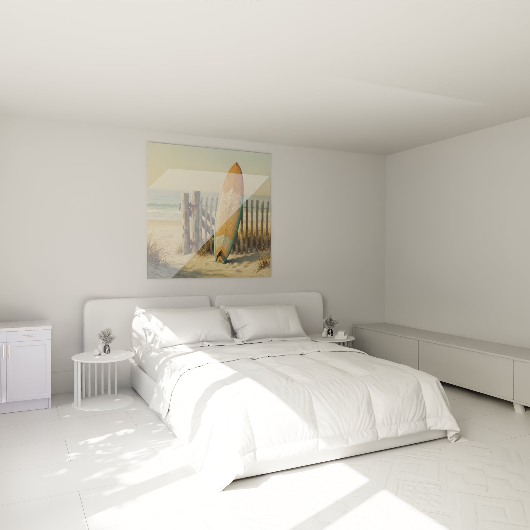Surf ocre et turquoise usé contre une barrière en bois, accroché au-dessus d'un lit dans une chambre claire