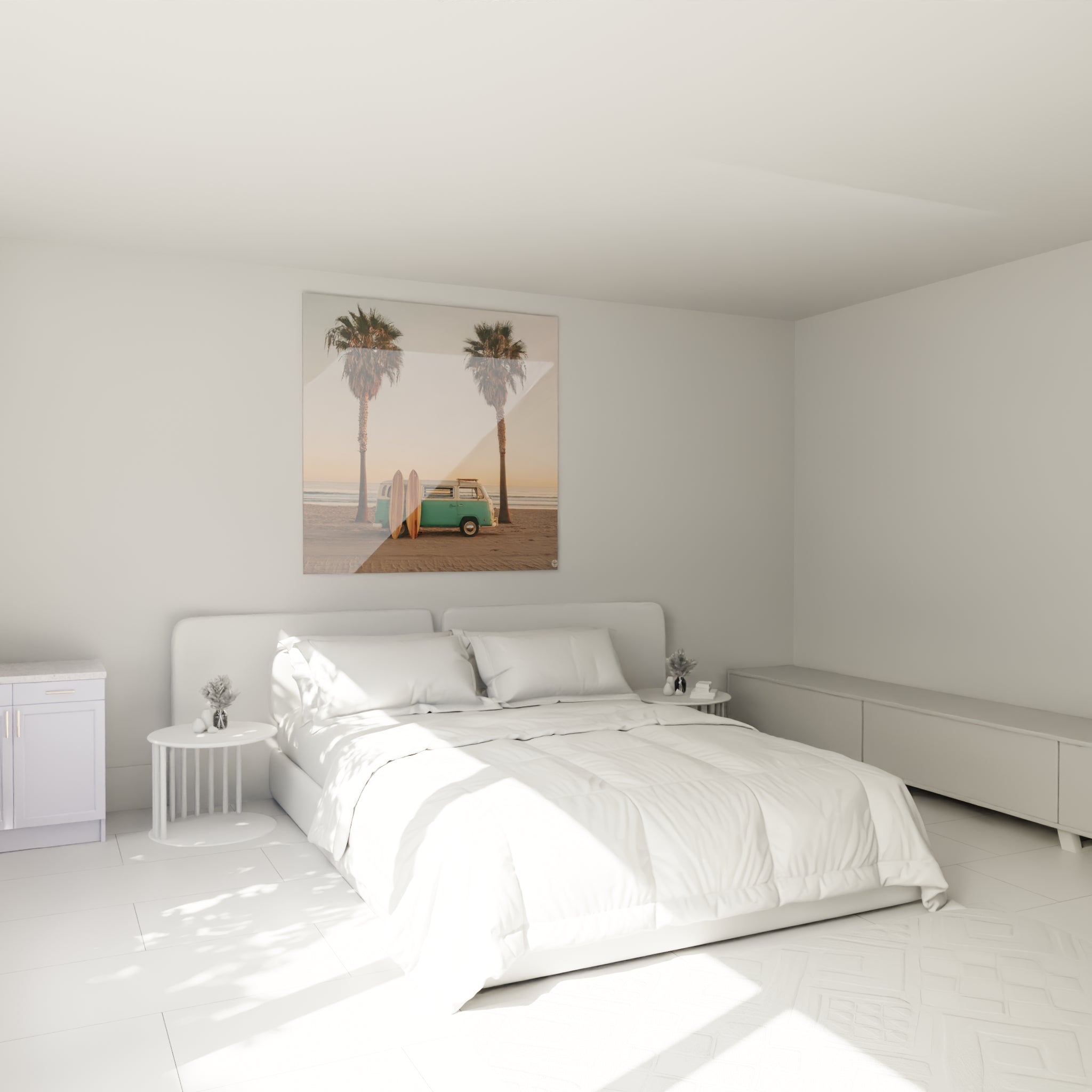 Palmiers et combi vintage vert d'eau accrochés au-dessus d'un lit dans une chambre claire
