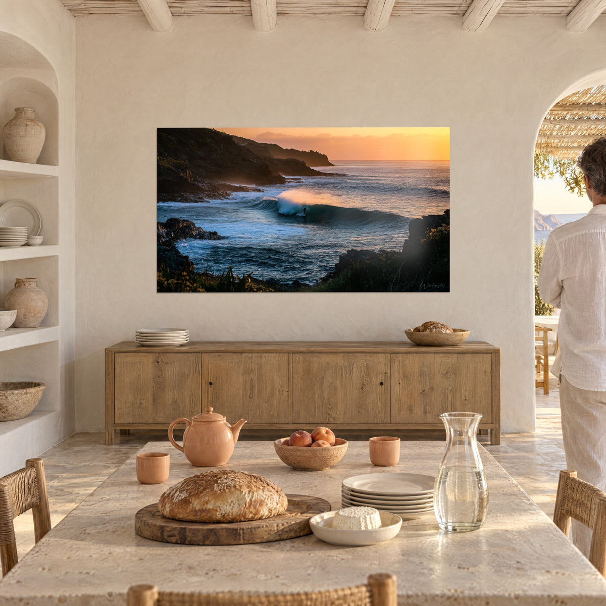 Tableau rouleau d'écume rose et bleu marine, falaises vertes et ciel ambre, salle à manger voûtée d'une maison méditerranéenne