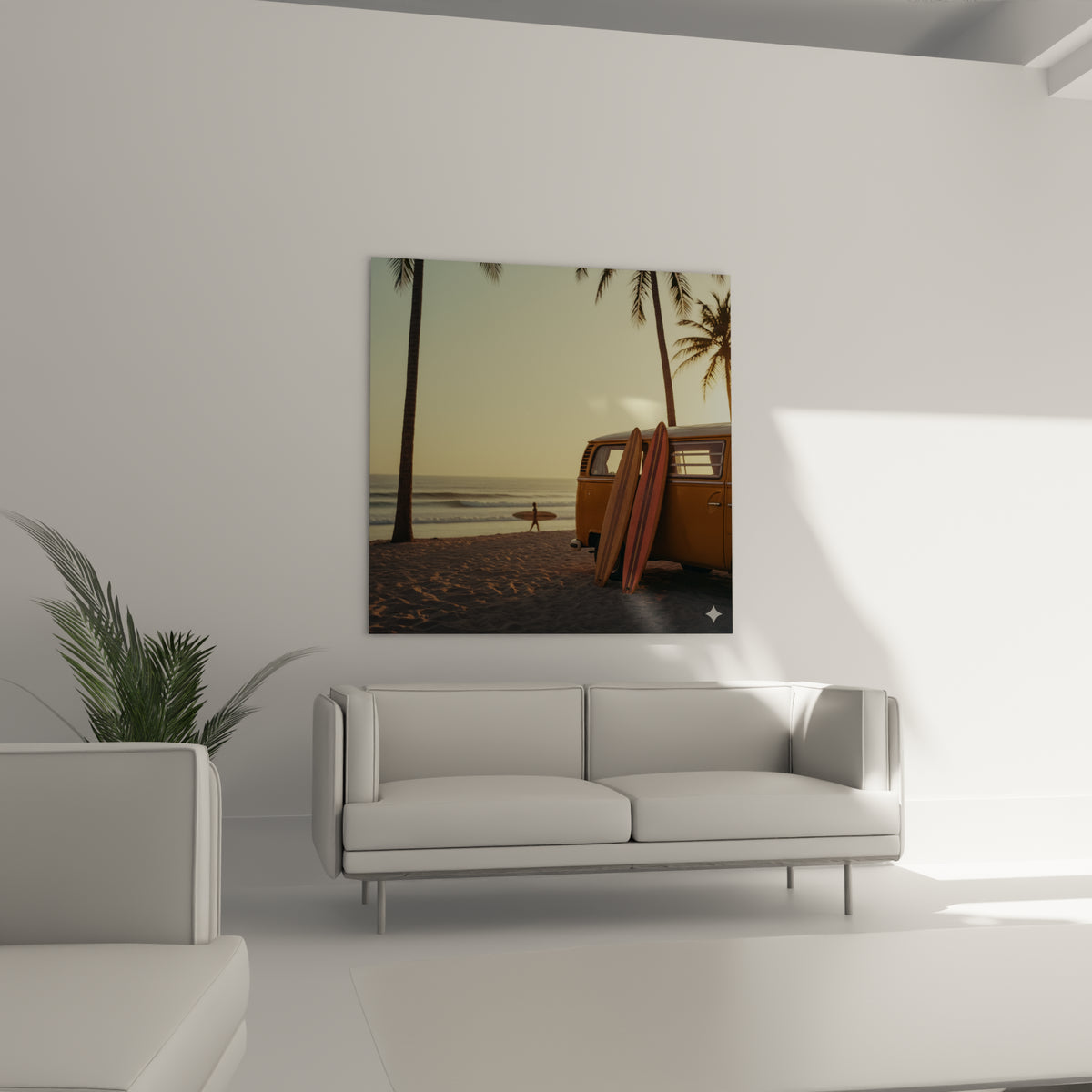 Silhouette de surfeur et palmiers d'un tableau surf ocre, au-dessus d'un canapé dans un salon lumineux
