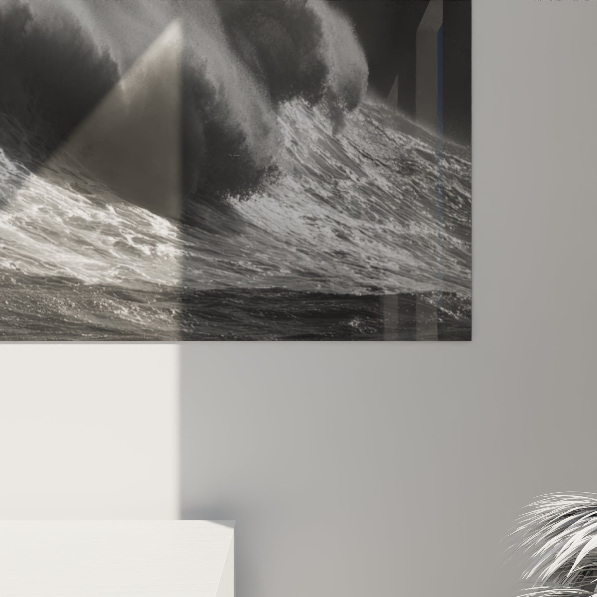 Grain photographique visible sur l'écume blanche et les reflets gris argenté de la vague déferlante
