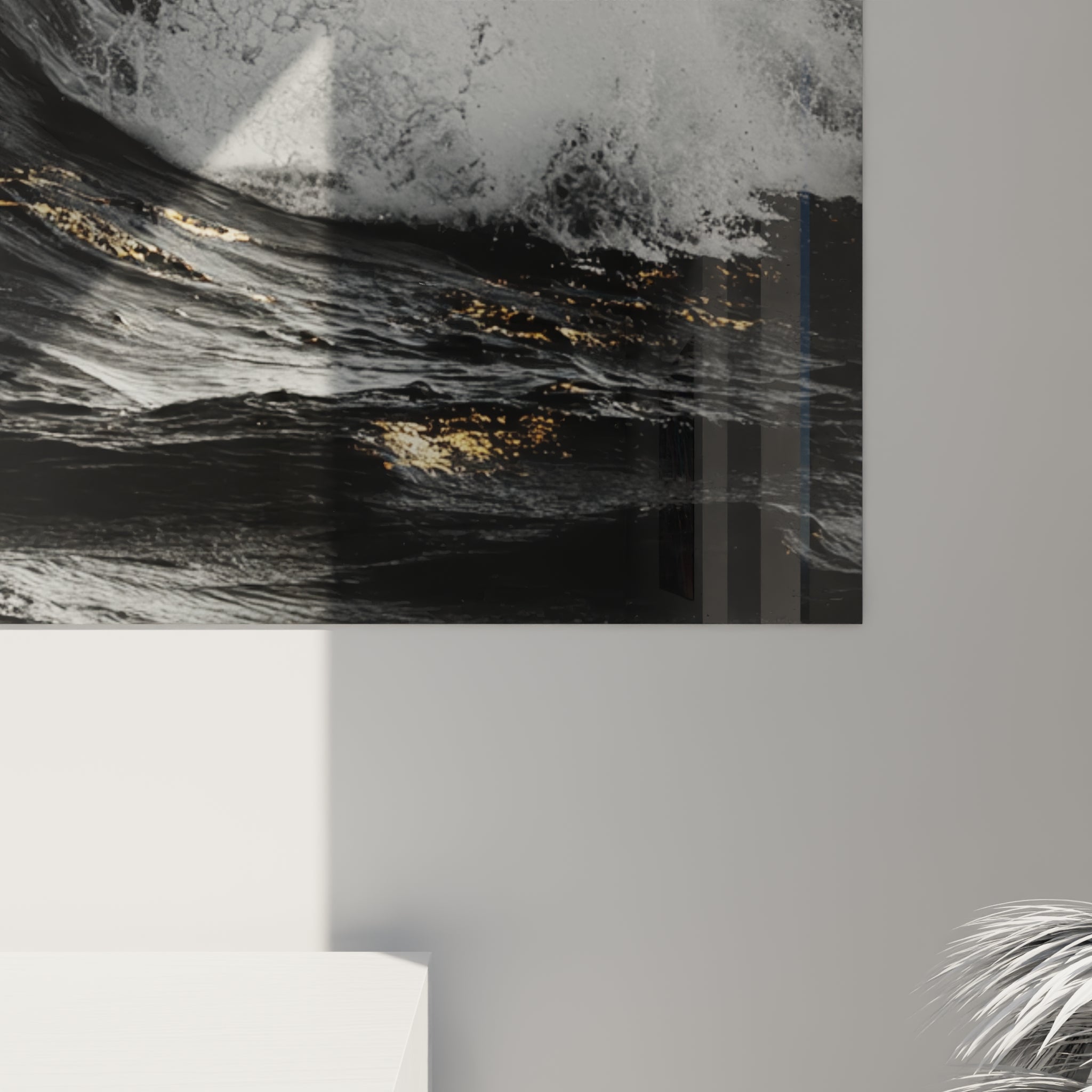 Détail de la texture métallique de la vague, grain noir profond traversé de touches dorées et blanches