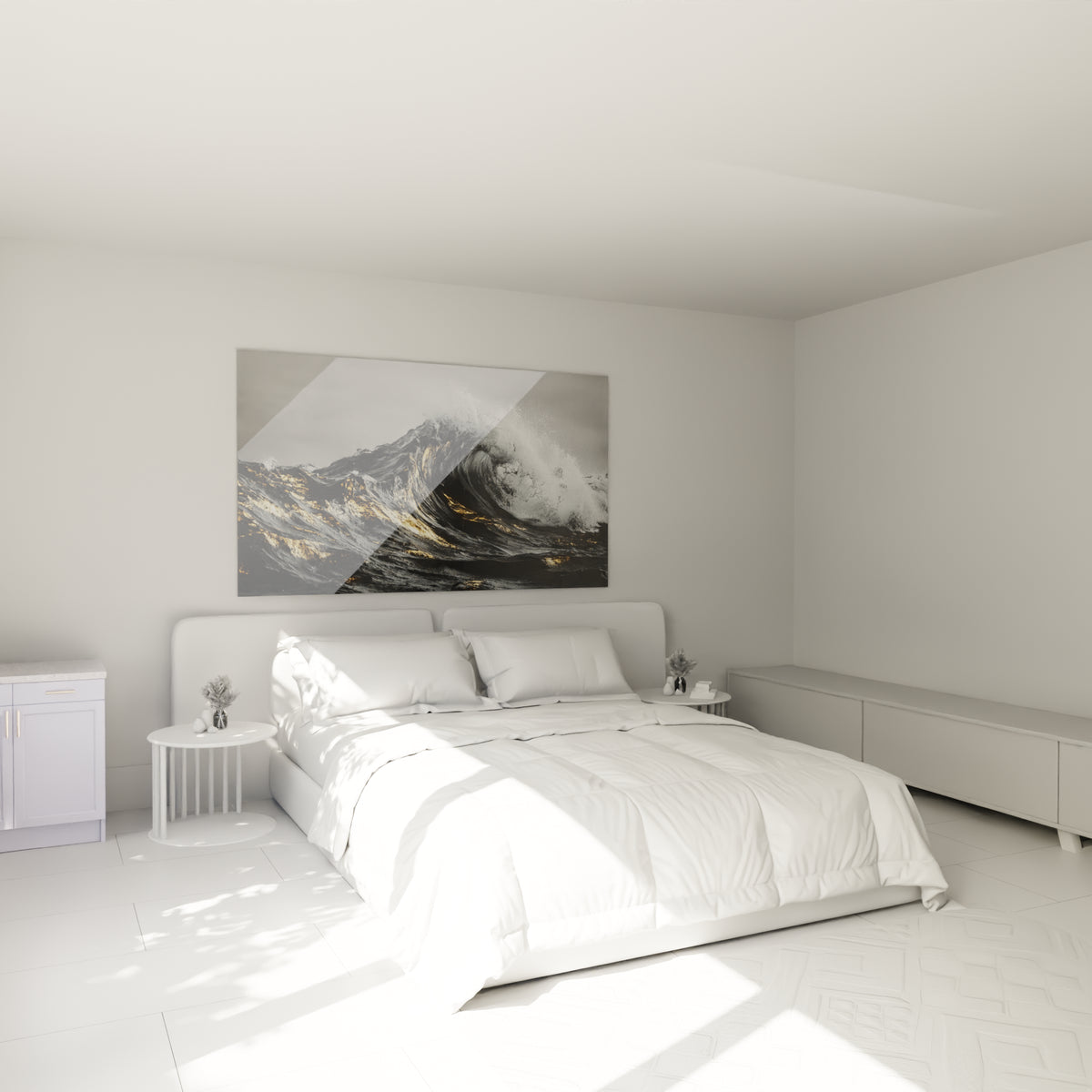 Déferlante anthracite aux reflets dorés accrochée au-dessus d'un lit dans une chambre claire