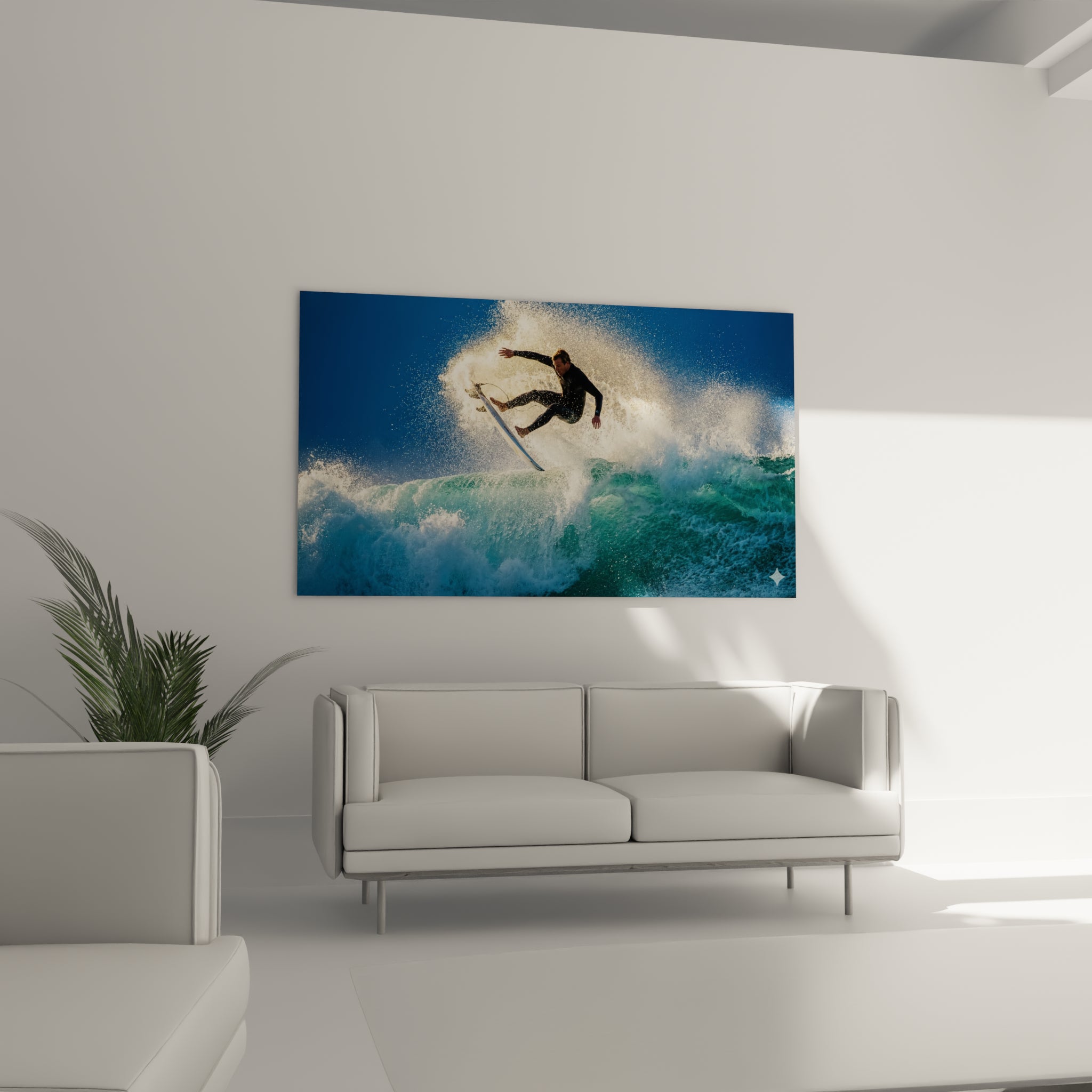 Sportif en combinaison noire jaillissant d'une vague bleu marine, suspendu au-dessus d'un canapé dans un salon lumineux