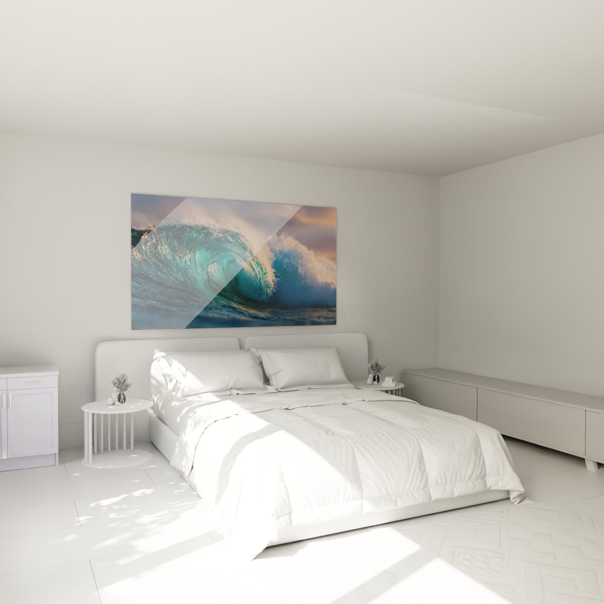 Écume blanche et vague turquoise Surf accrochées au-dessus d'un lit dans une chambre claire