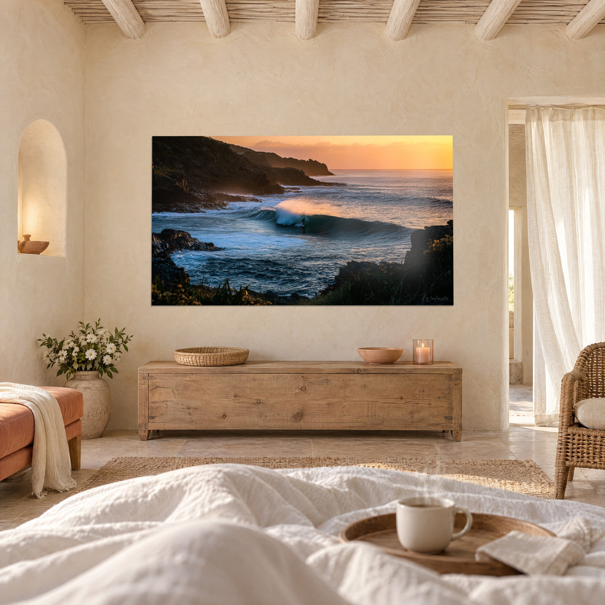 Tableau crête d'une vague embrasée d'or devant une côte rocheuse bleu nuit, au-dessus d'un lit dans une chambre claire