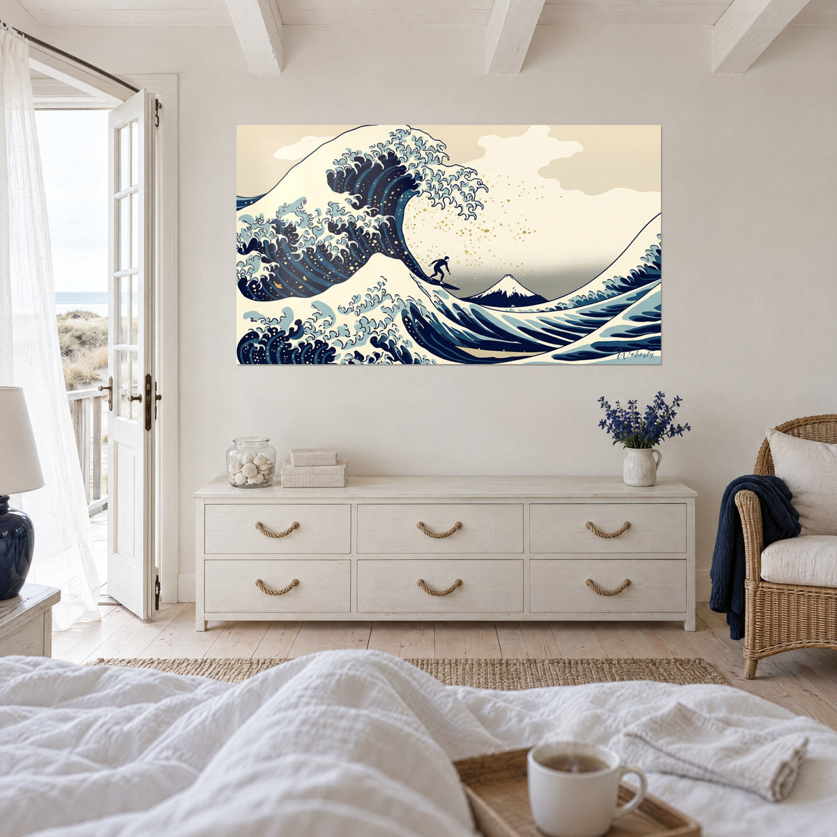Cuadro surf sobre ola estilo Hokusai, índigo profundo, cielo beige y espuma pálida, una persona de espaldas, encima de una cama en un dormitorio luminoso