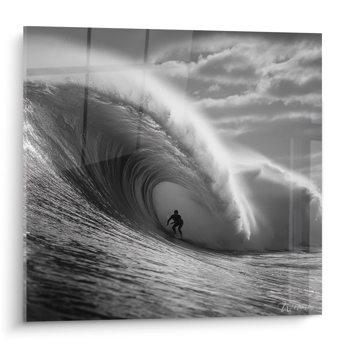 Surfeur silhouette anthracite glissant dans une vague blanche et grise déferlante en noir et blanc
