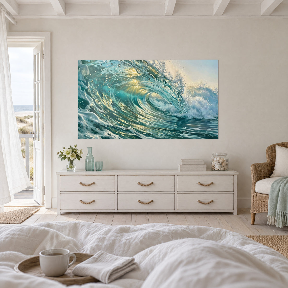 Gemälde transparente Ozeanwelle, weiße Gischt und goldene Lichtreflexe, über einem Bett in einem hellen Schlafzimmer