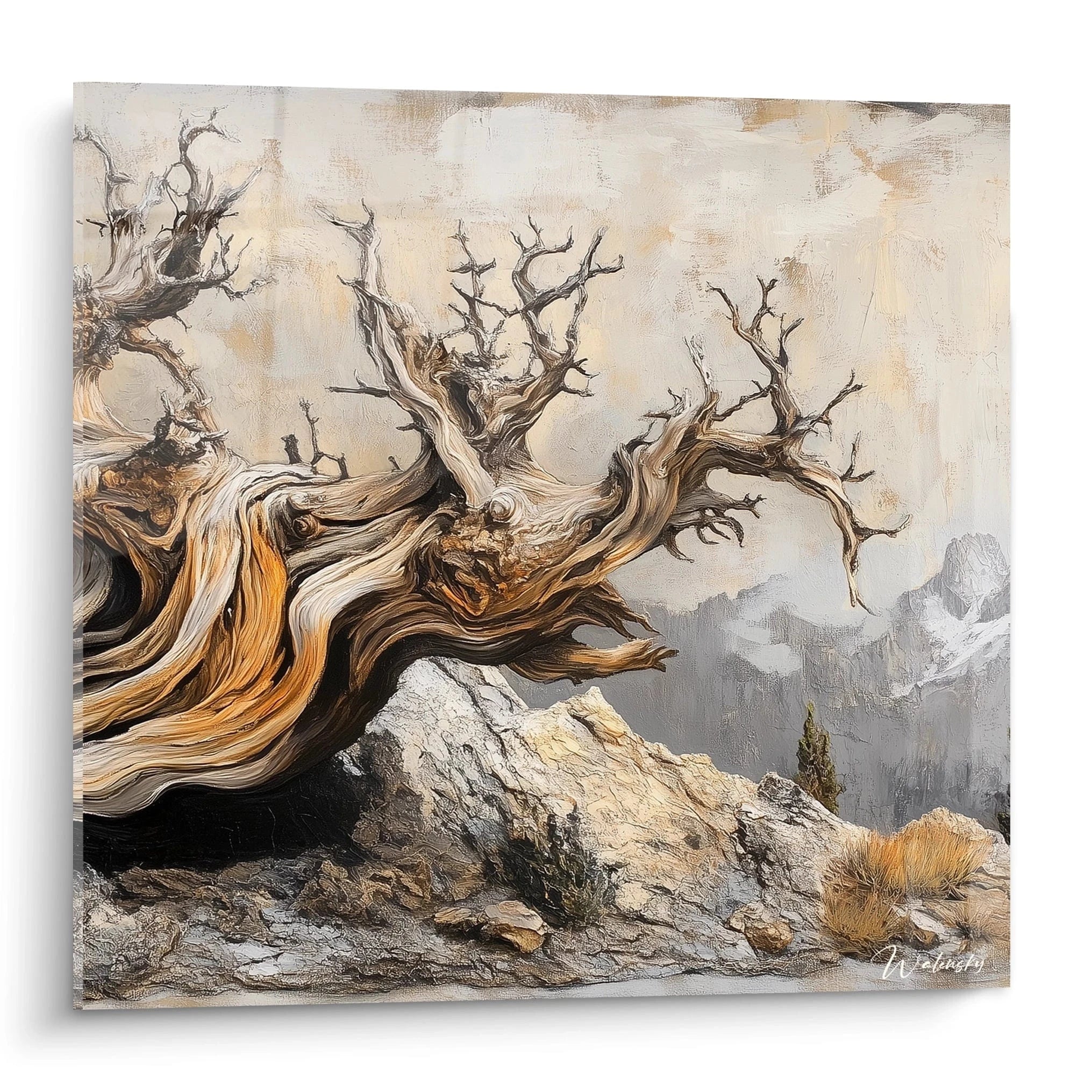 Un tableau arbre ancien présentant un tronc noueux aux teintes dorées et marron, avec des branches dénudées s'élevant contre un fond de montagnes grises et brumeuses, affichant une texture rugueuse et des détails minutieux de l'écorce.
